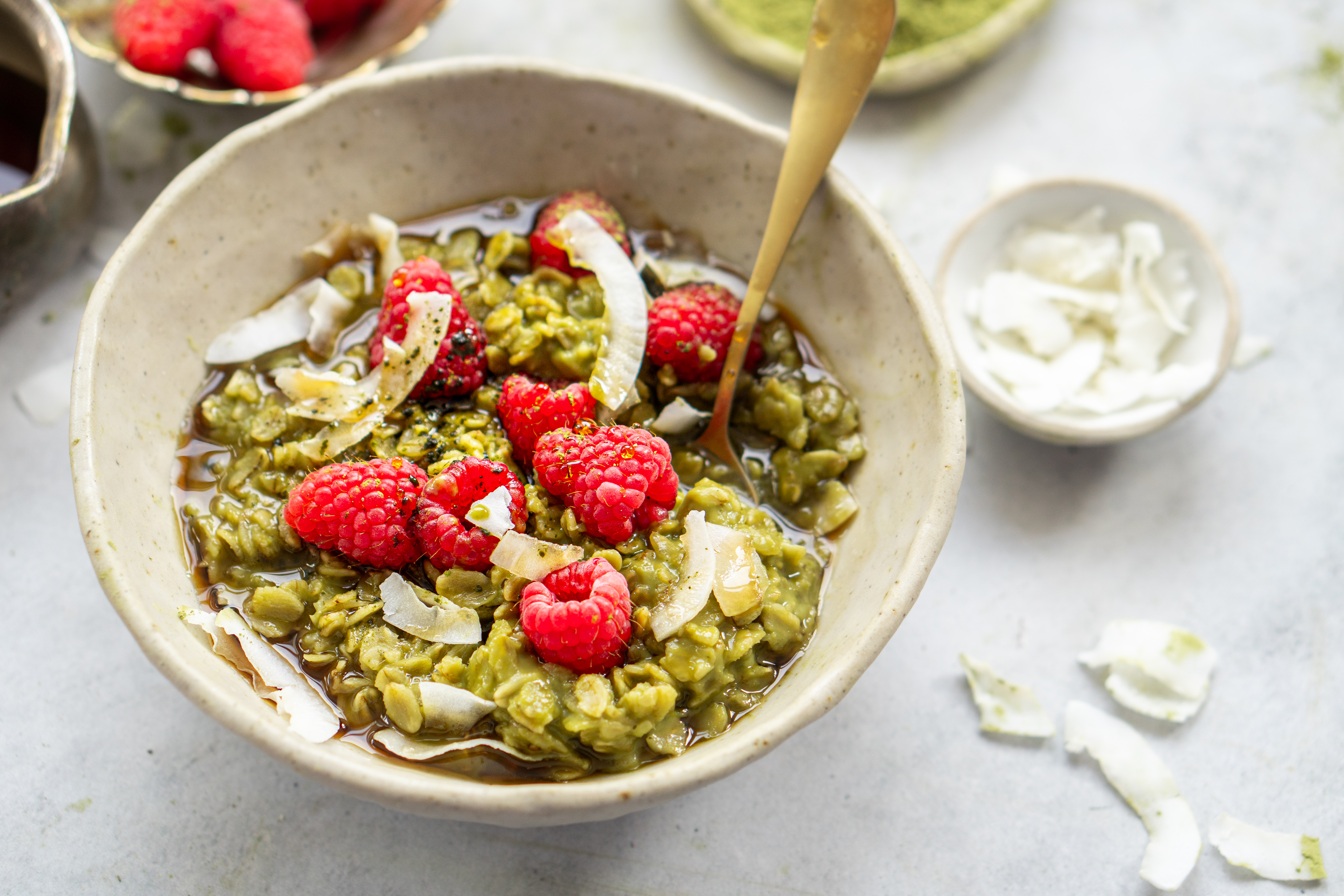 Havermout met matcha, framboos en kokos