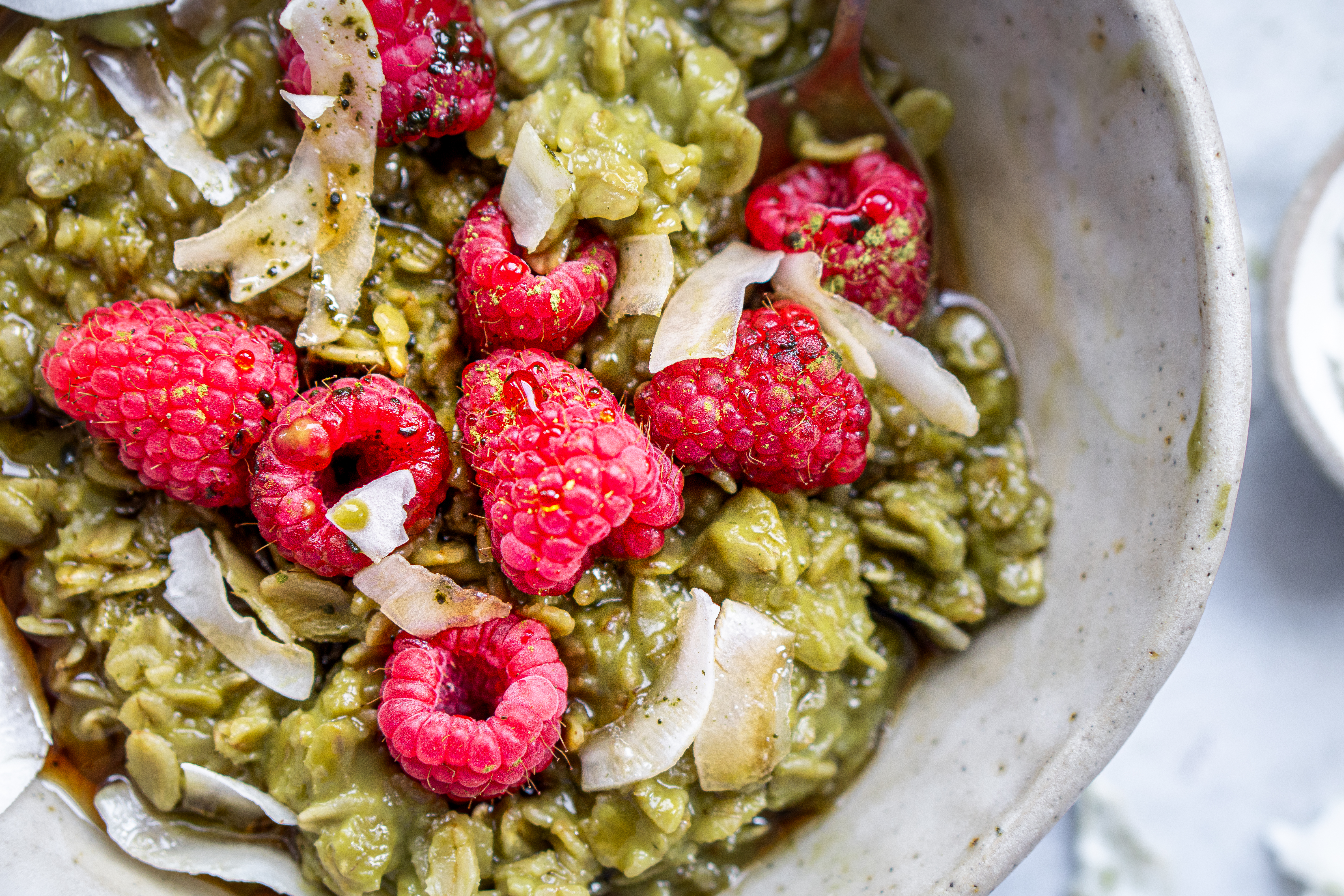 Havermout met matcha, framboos en kokos