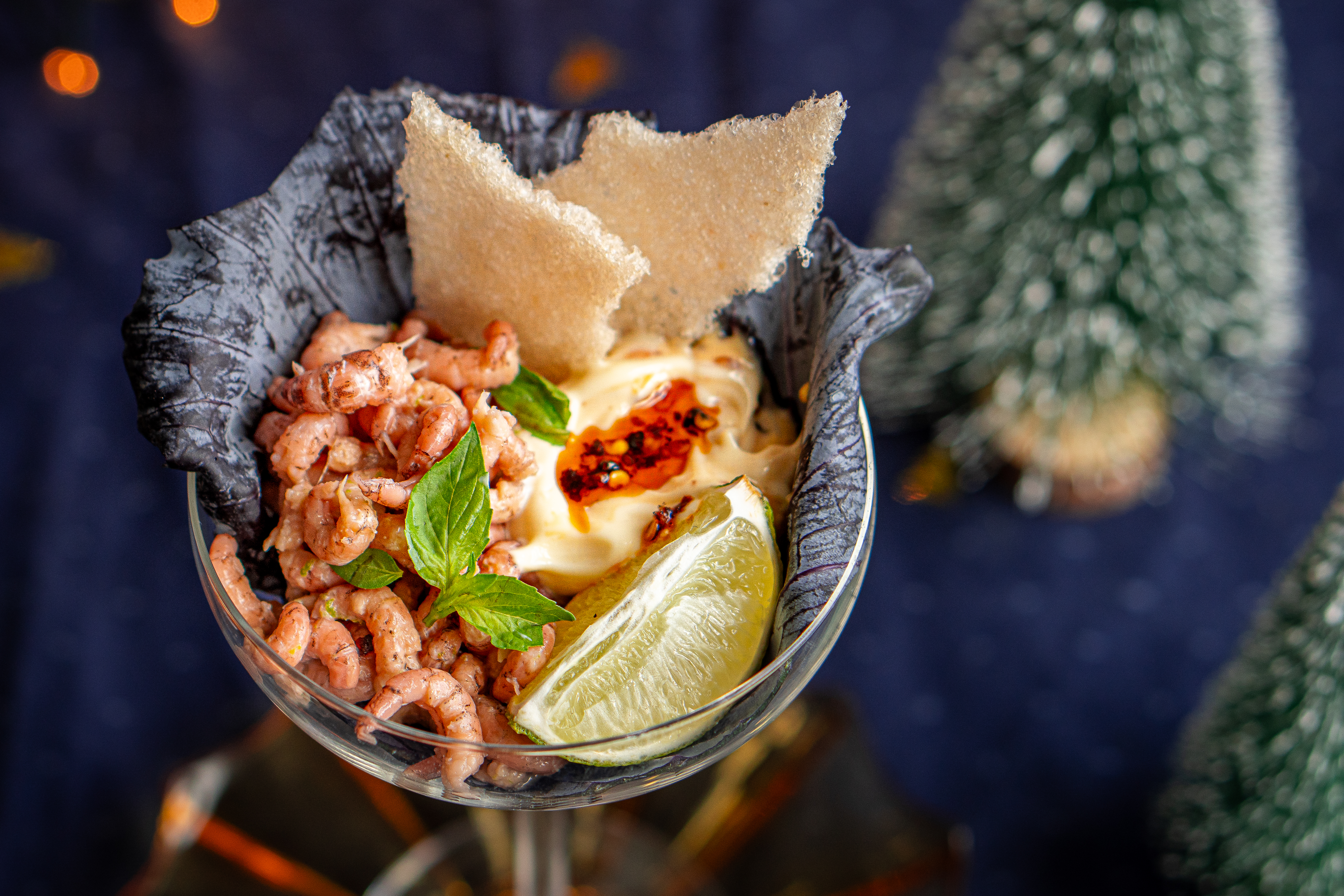 Garnalencocktail met limoen, kokos en chili crisp