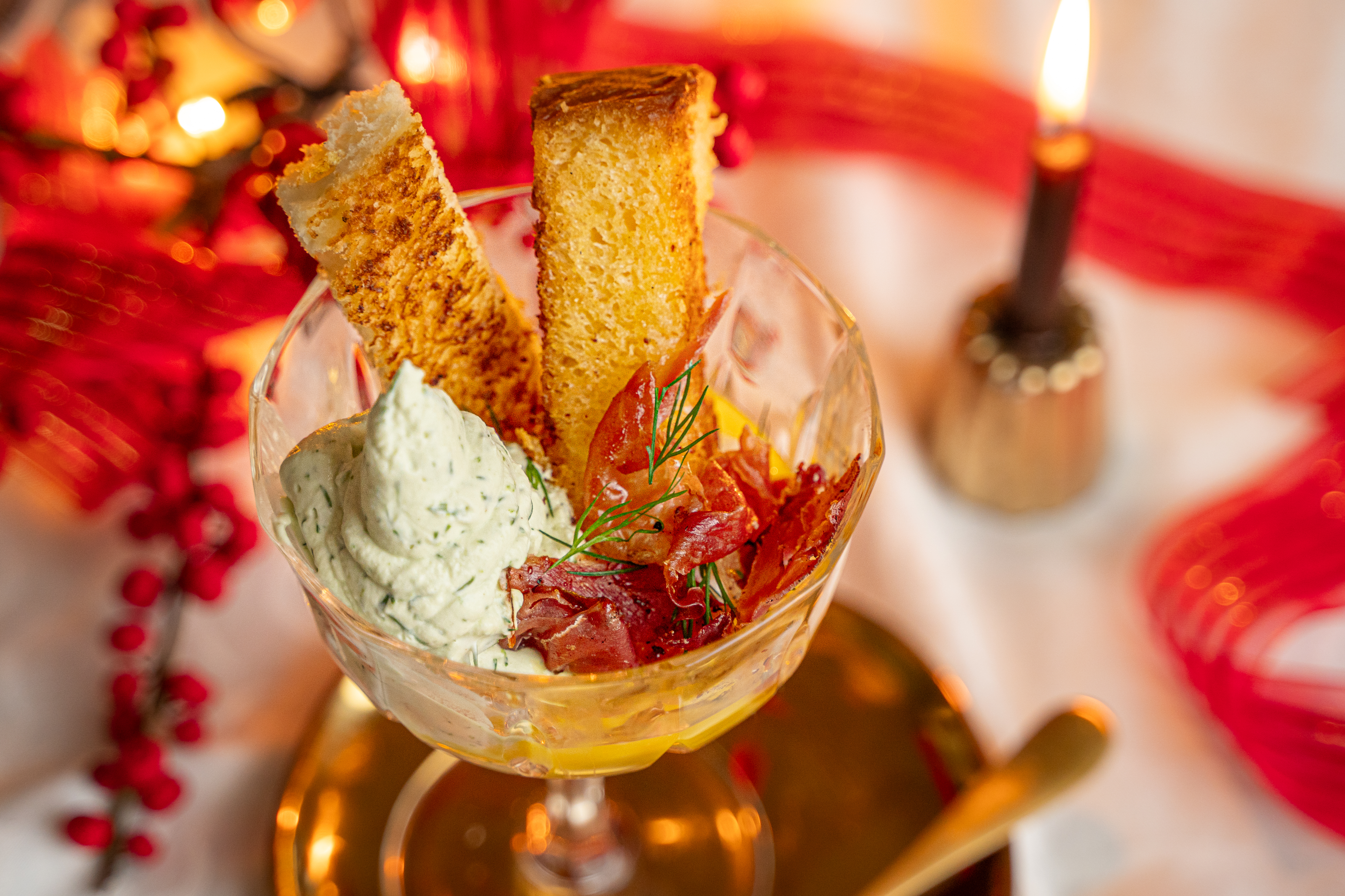 Eitjes voor de kerstbrunch met dillecrème en parmaham flakes