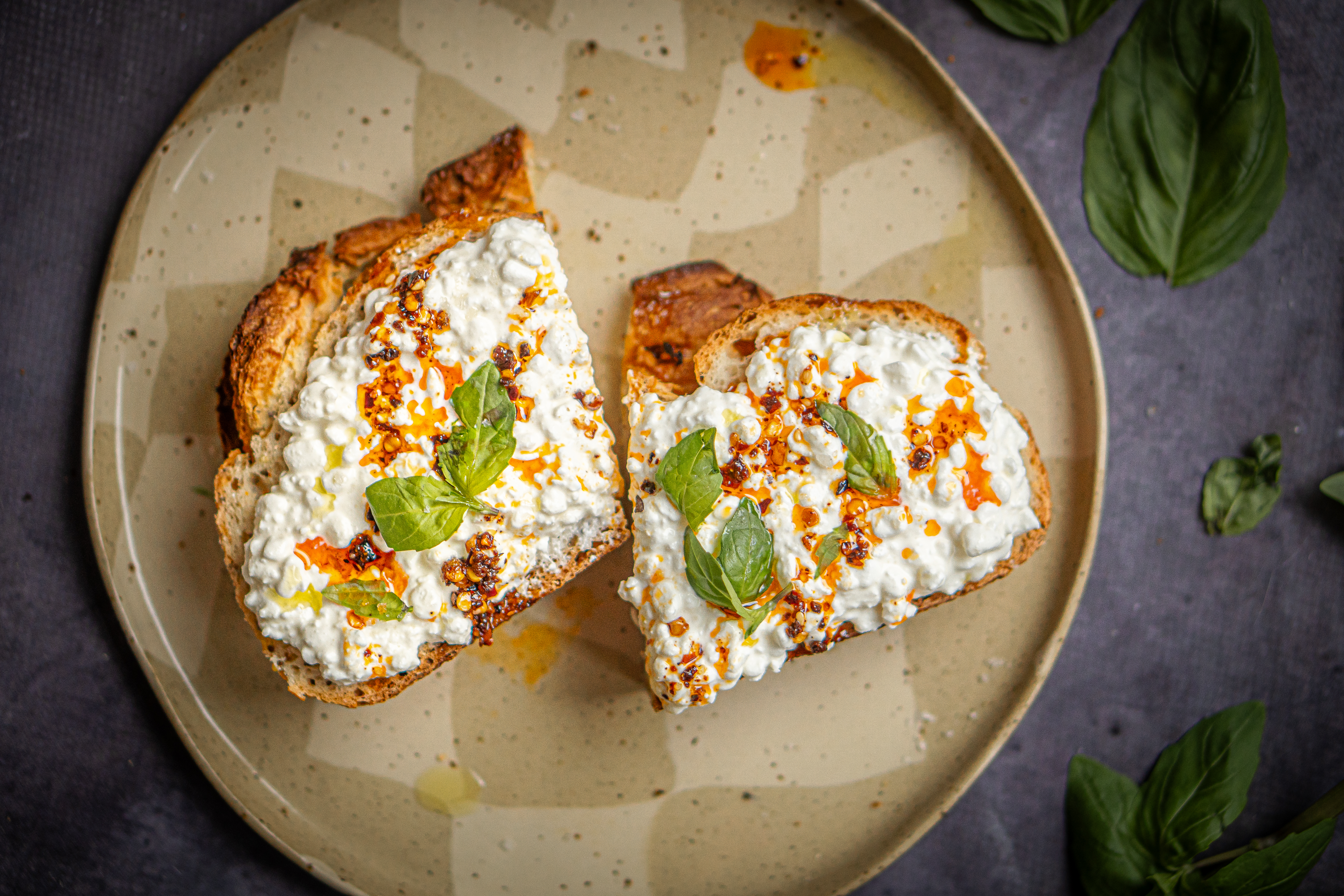 Cottage cheese toast met crispy chili oil
