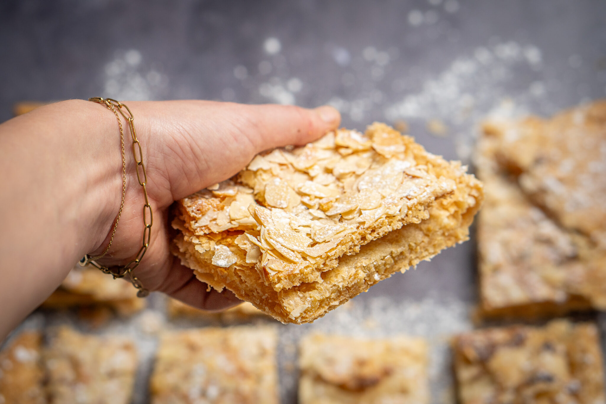 Gigantische amandelcroissant van de bakplaat