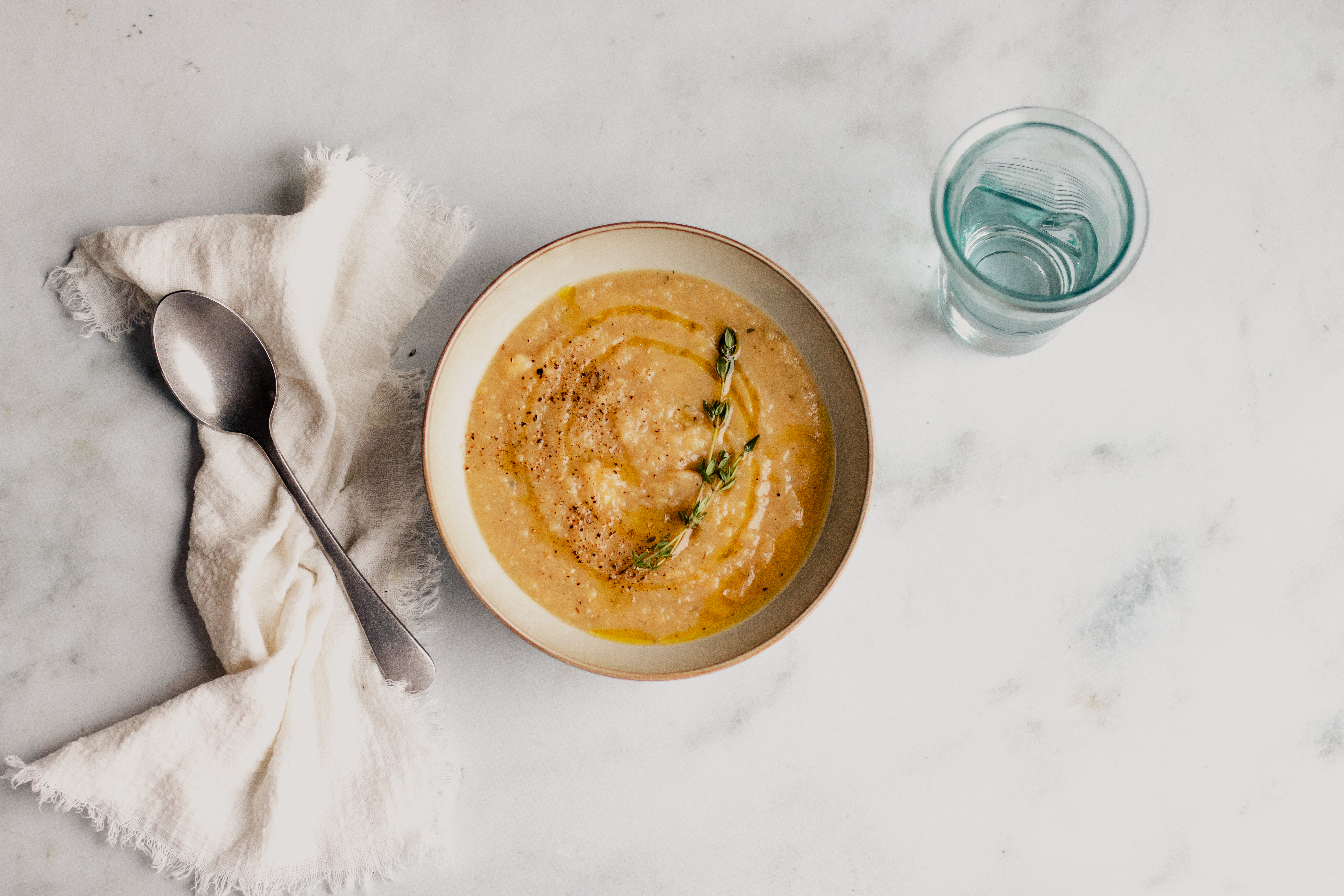 Pastinaaksoep met appel en tijm