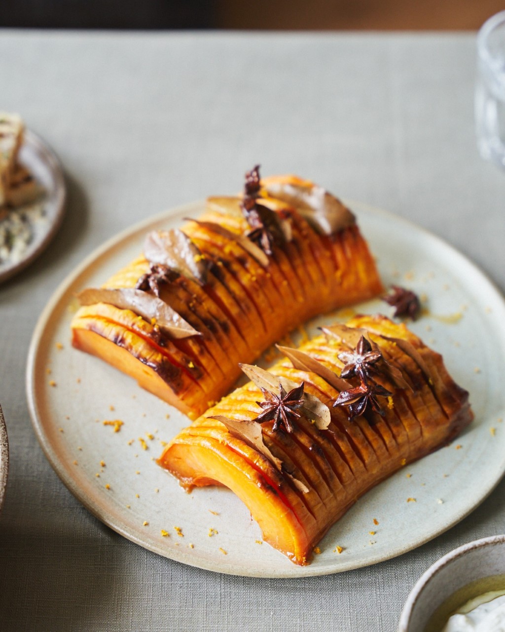 Mini pompoenhasselbacks bijgerecht groente pompoen