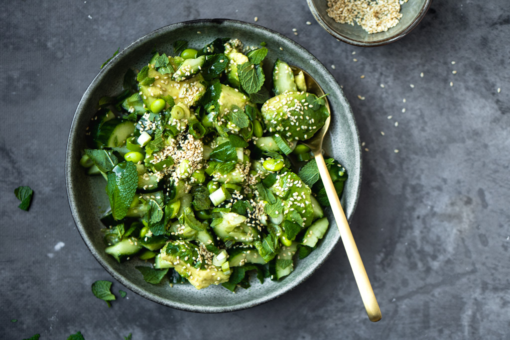 Komkommer salade met avocado en Aziatische dressing