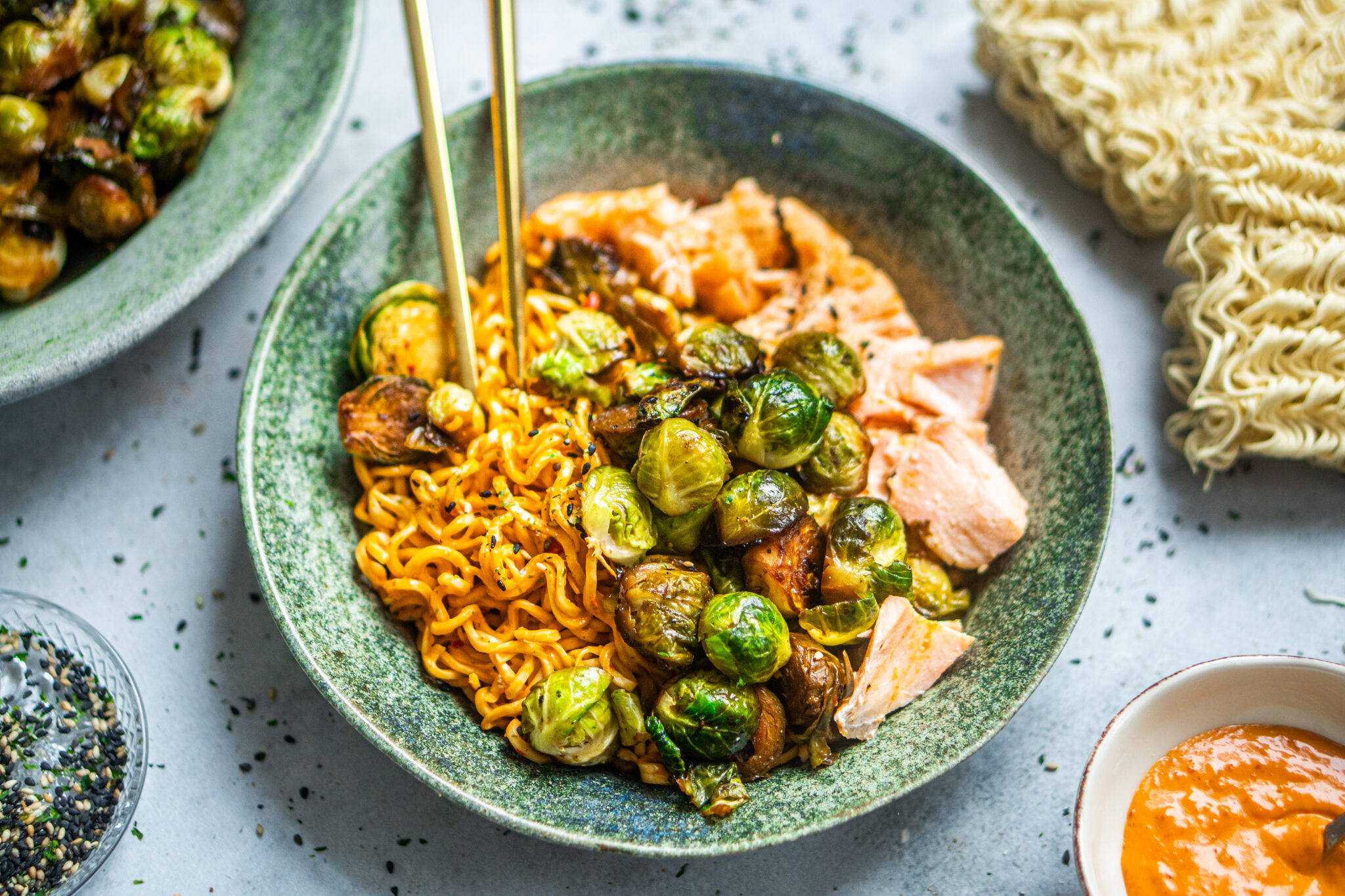 Noodles met zalm en spruitjes