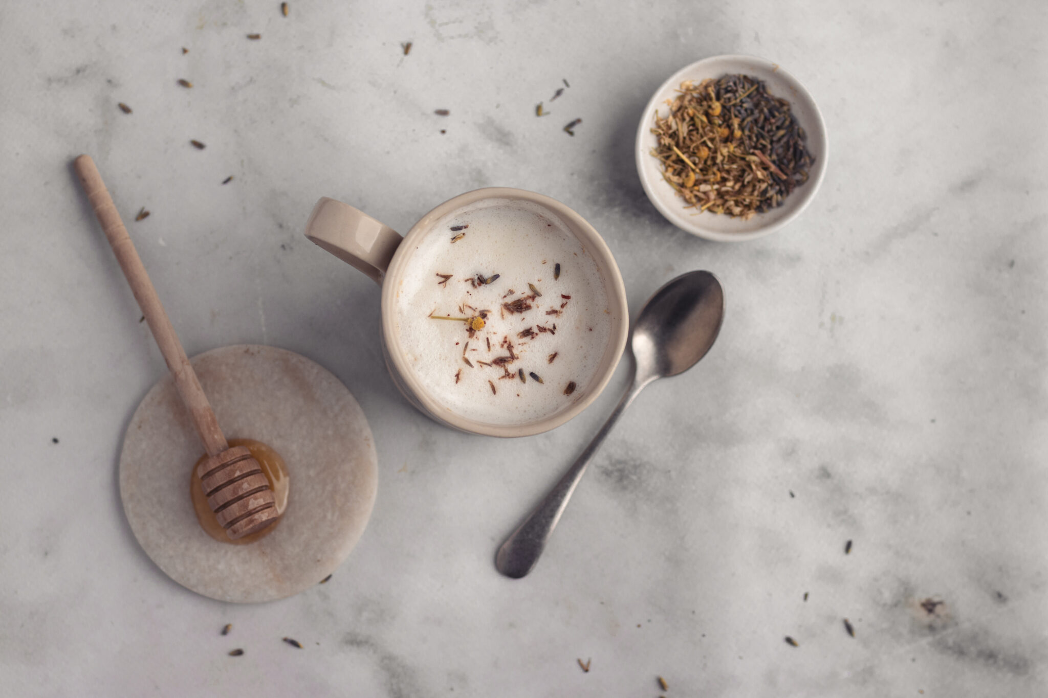 Kamillethee latte met lavendel en honing