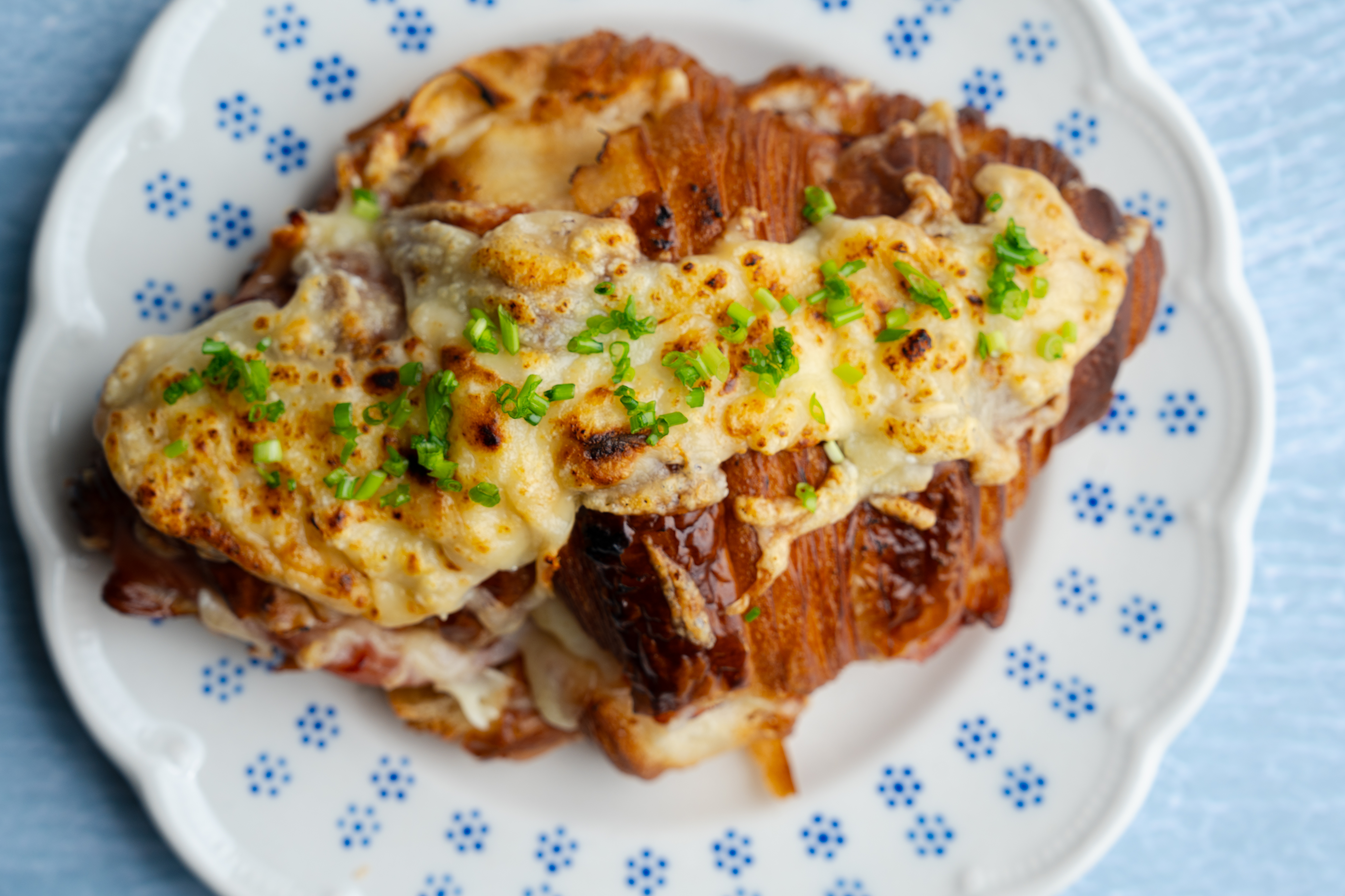 croque monsieur-croissant