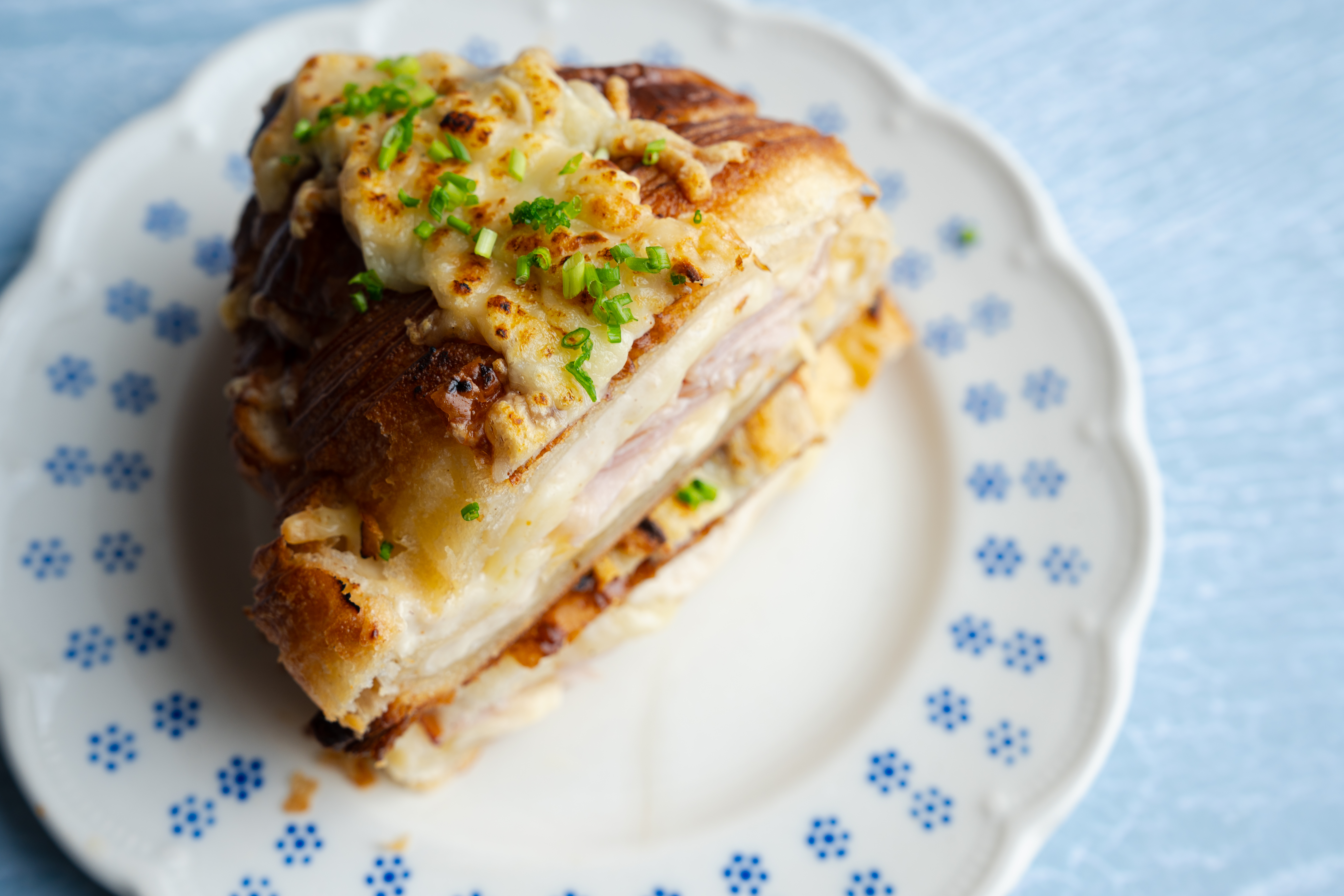 croque monsieur-croissant