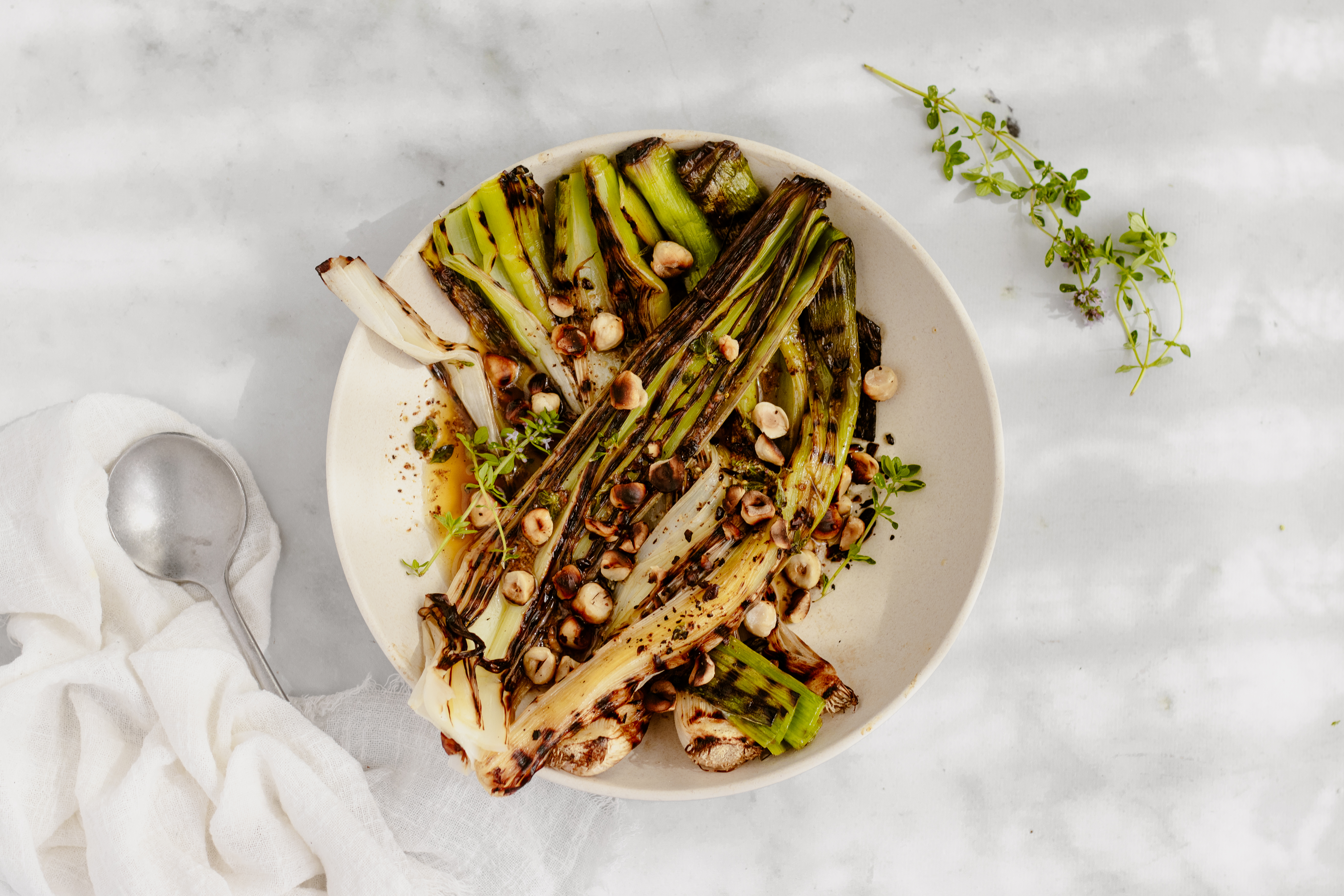 Gegrilde prei met bruine boter en hazelnoten