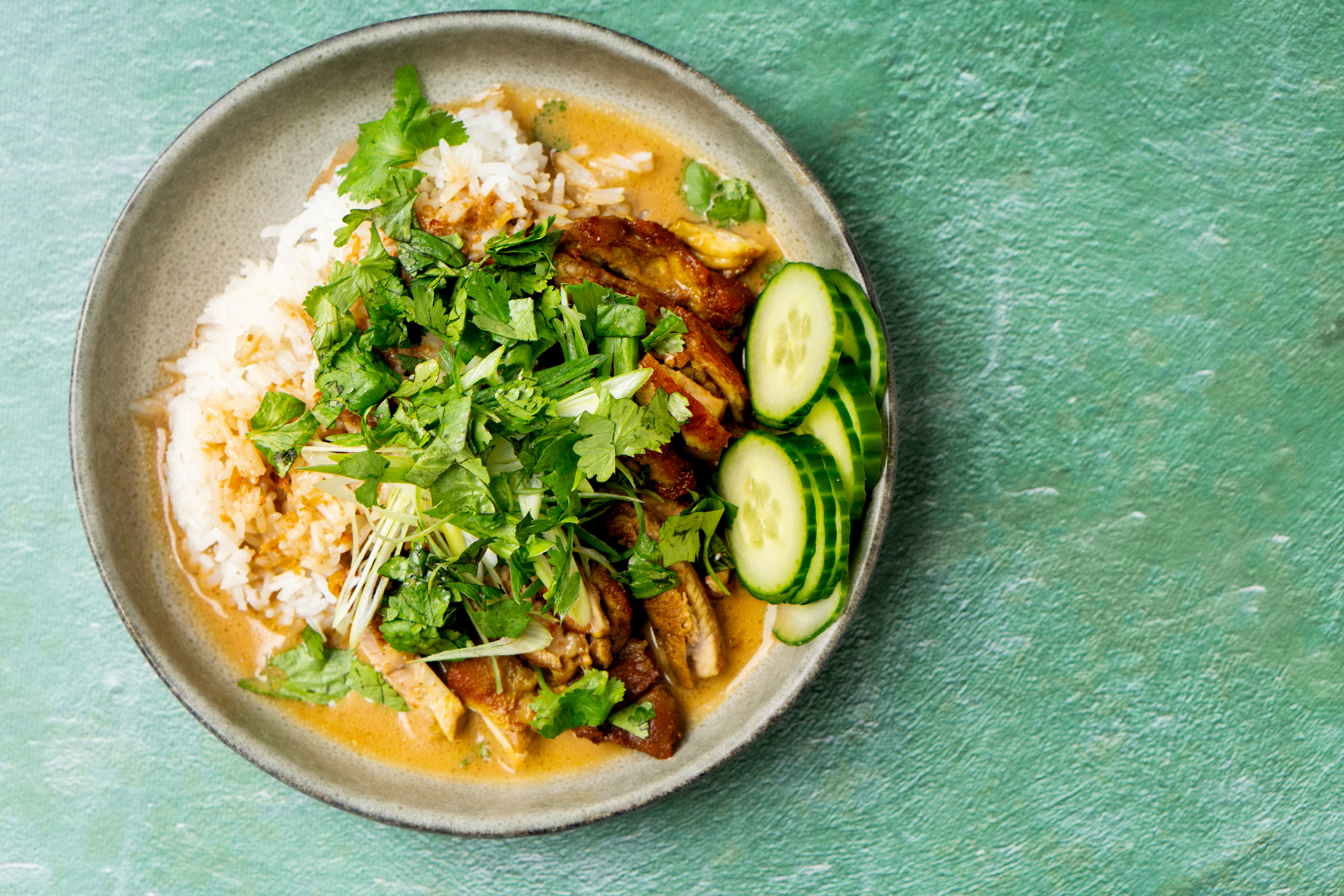 Thaise gele kip curry met rijst en komkommer / makkelijk weekmenu