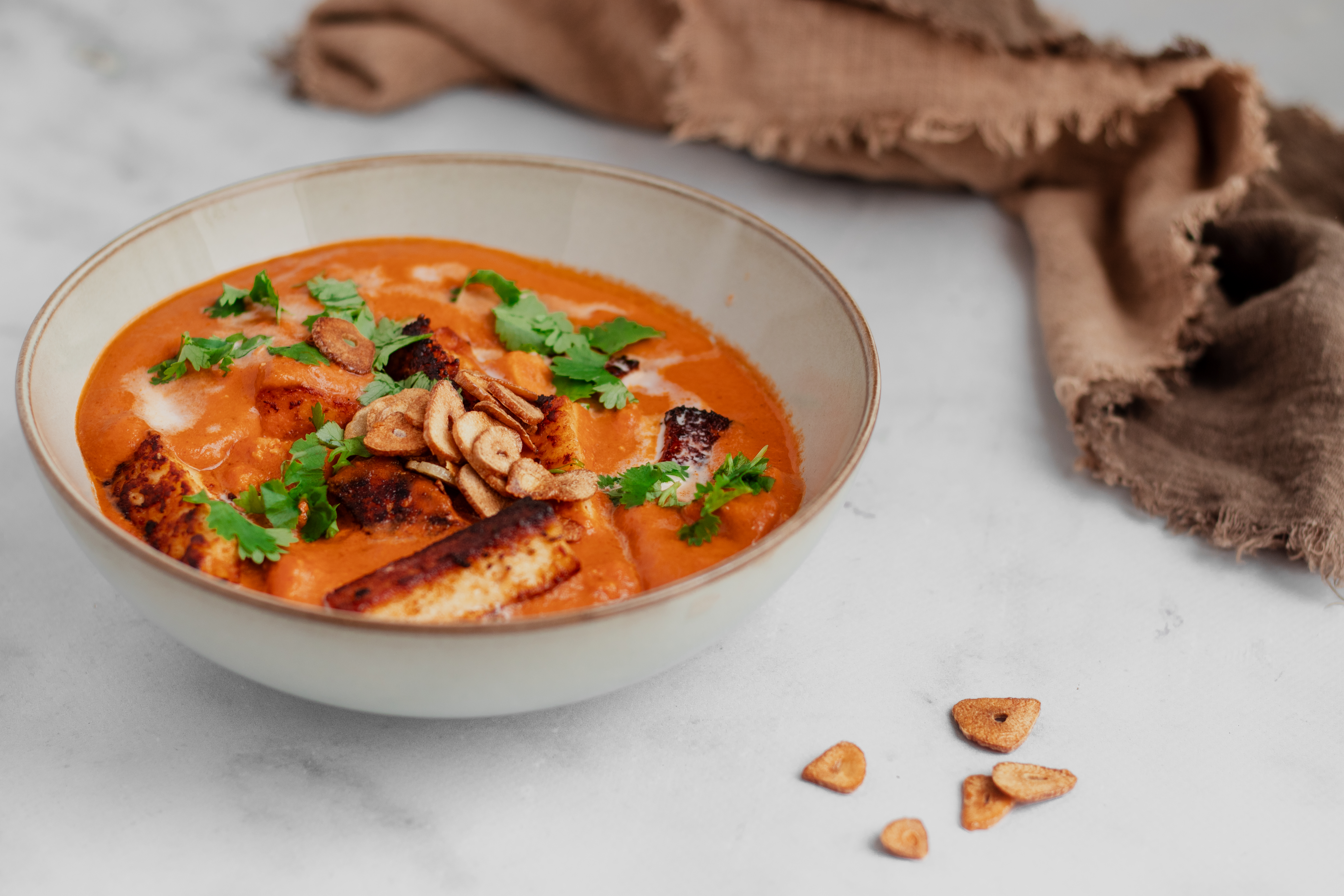 Vegetarische butter chicken | butter chicken met grillkaas | grillkaas butter chicken