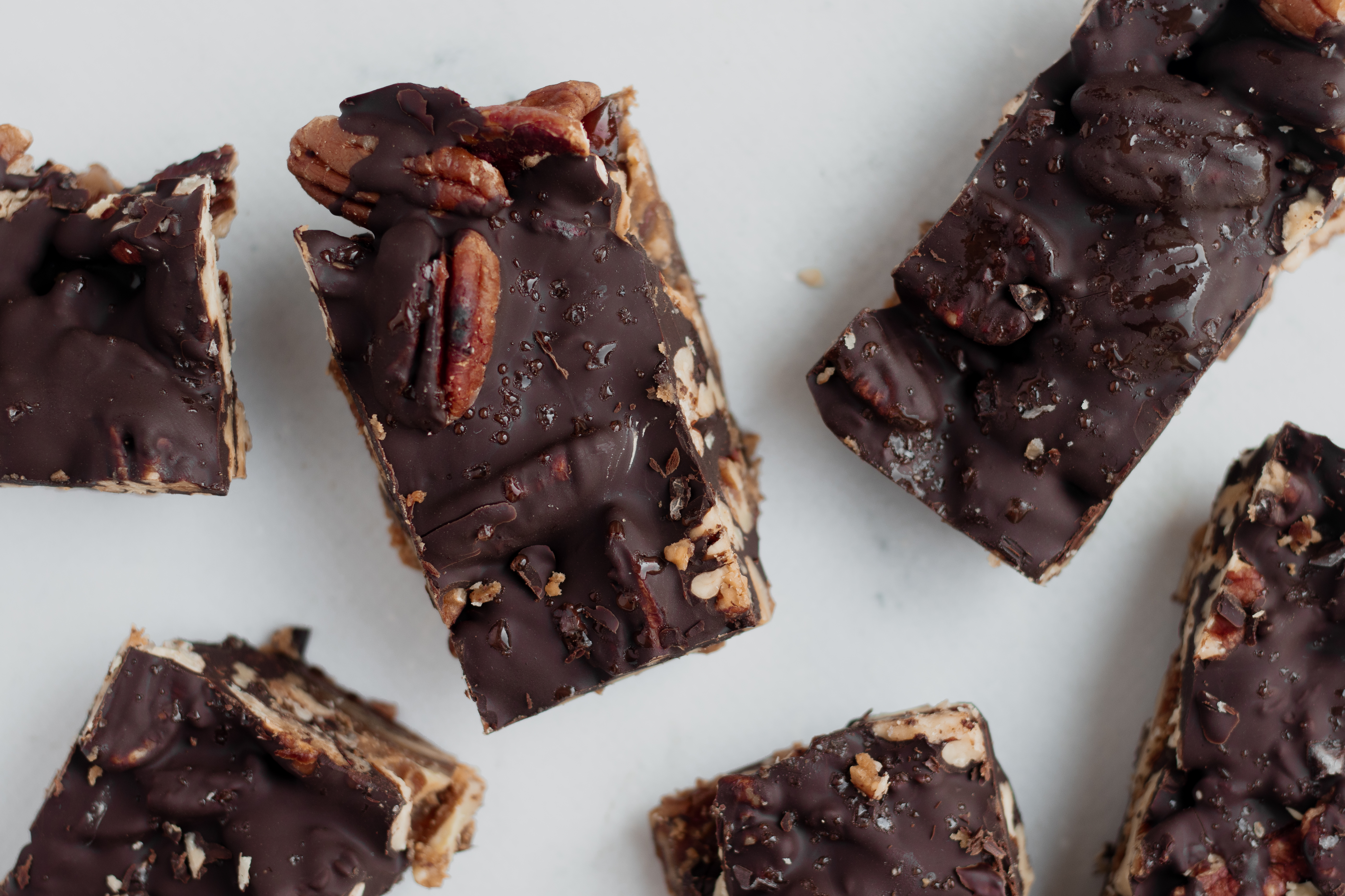 Gezonde snickers | notenrepen met dadels en chocolade