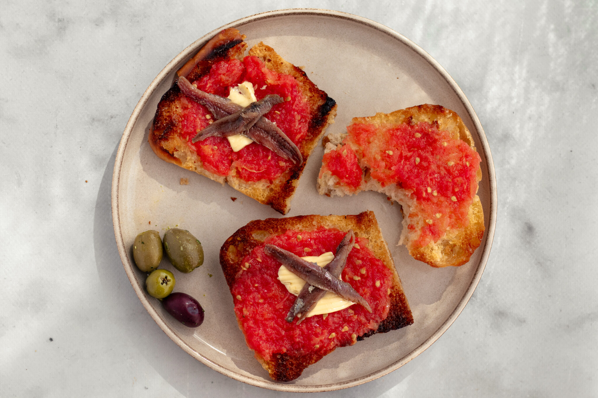 Pan con tomate met ansjovis