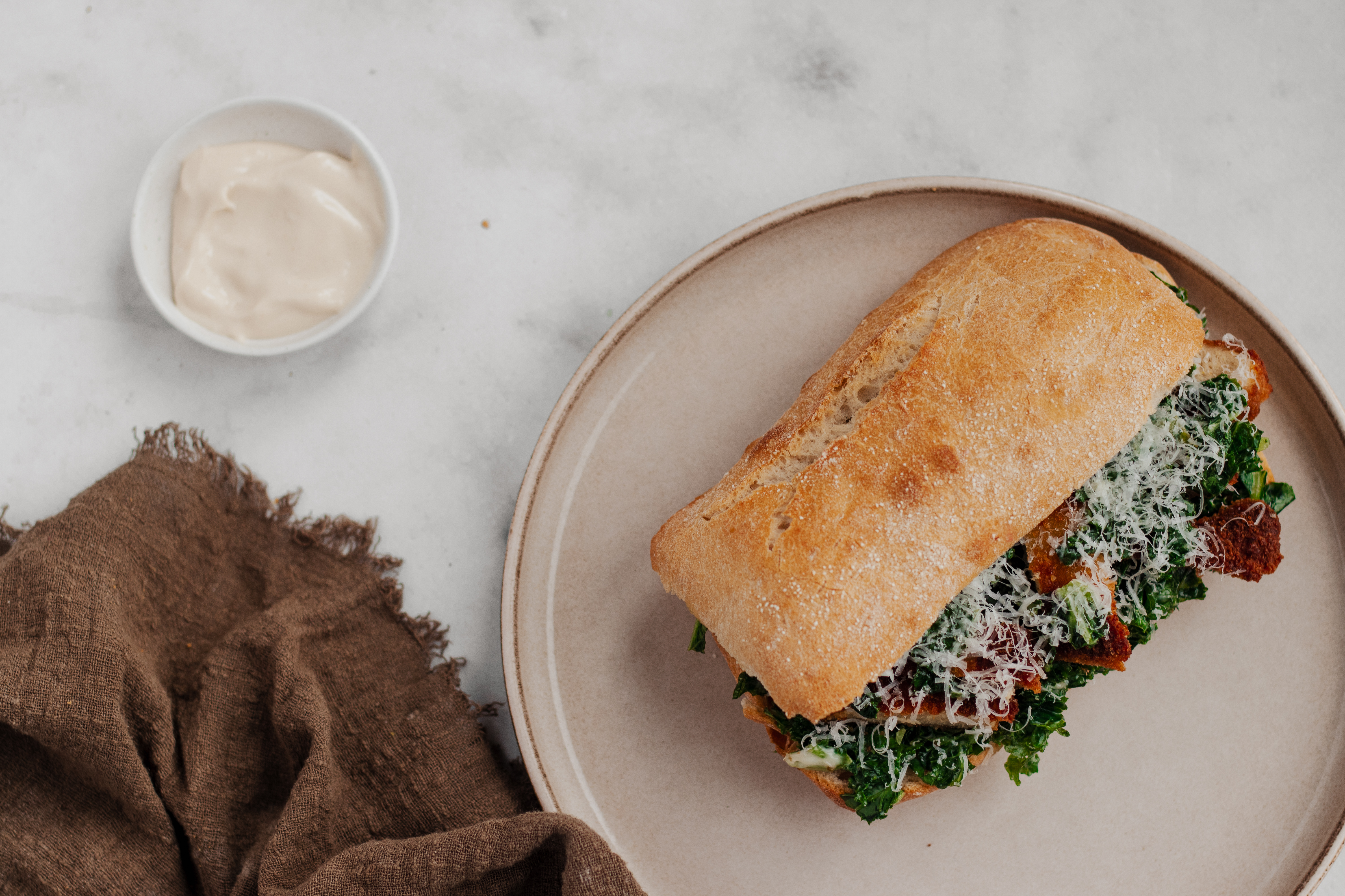 Hoagie | Broodje boerenkool-caesarsalade met krokante kip