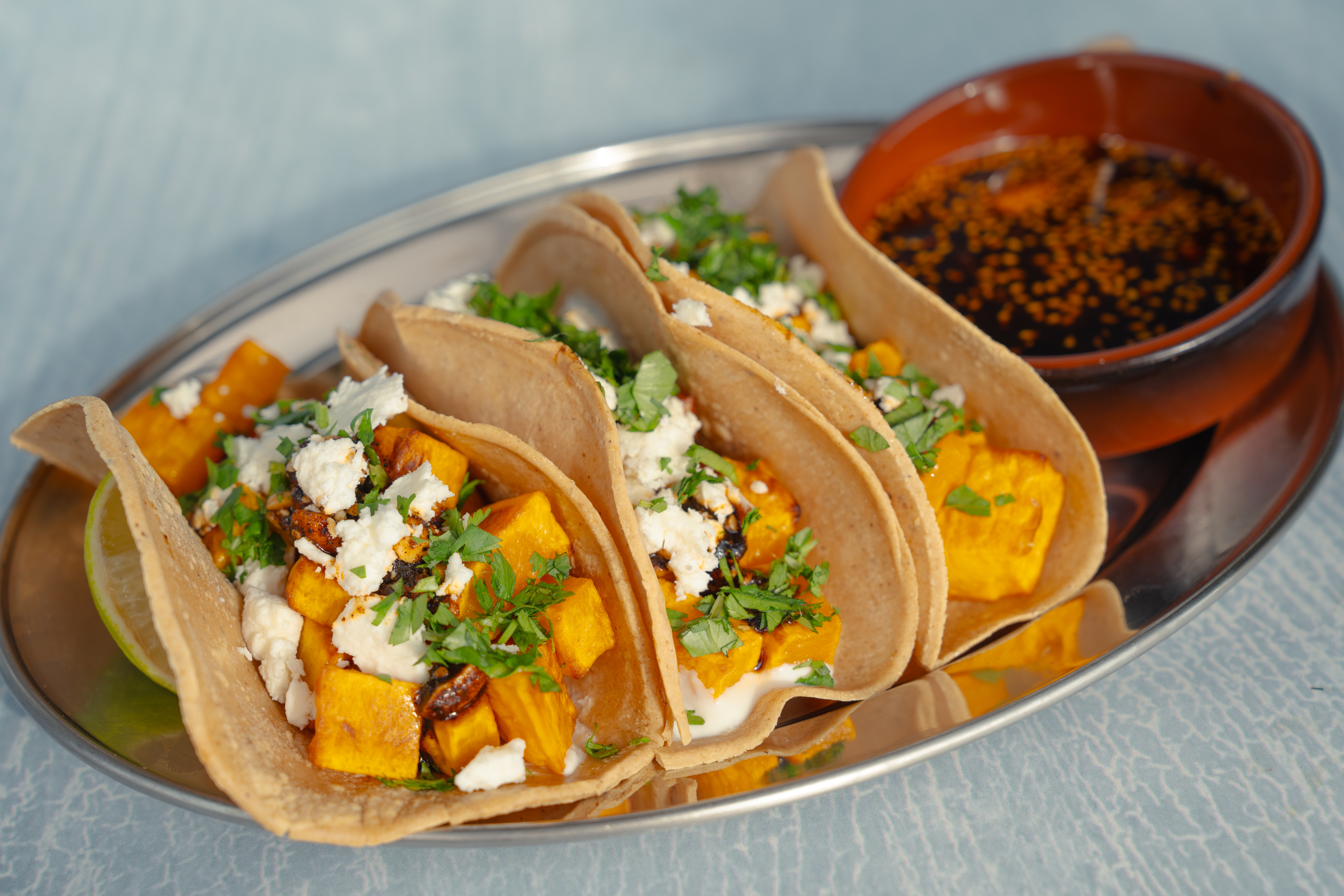 taco met geroosterde pompen en salsa macha