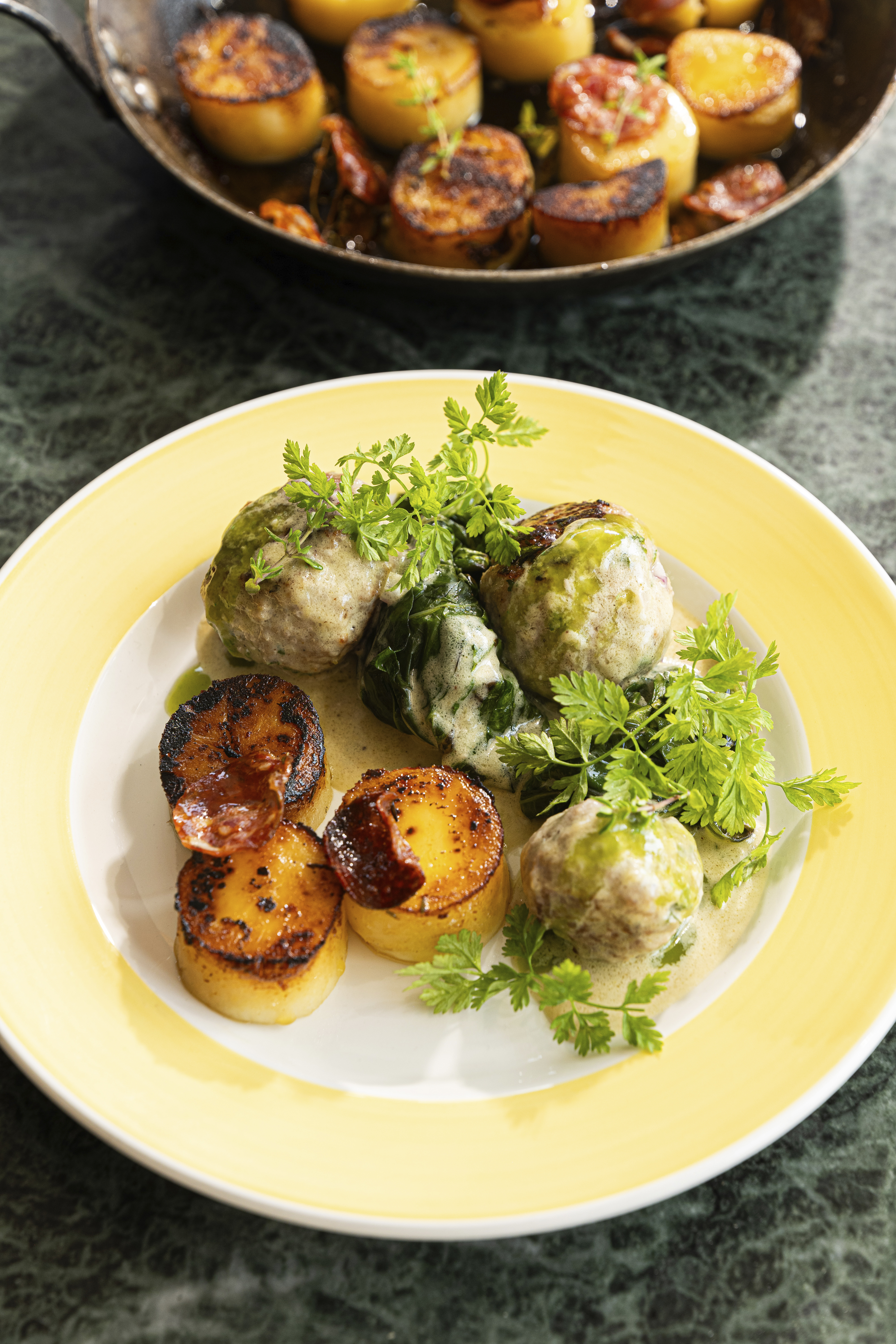 Kalfsgehatkballetjes met pomme fondant en spinazie van Wim Ballieu