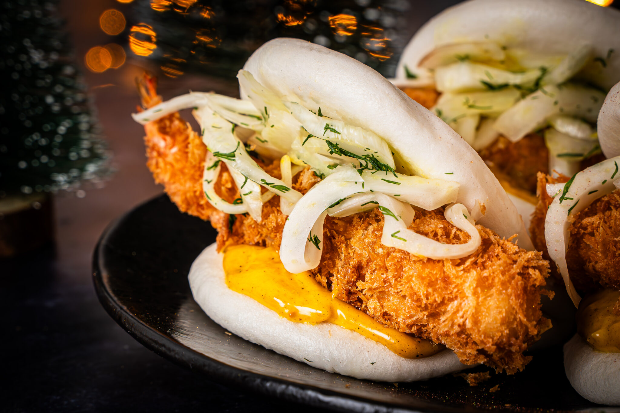 Bao buns met tempura garnalen, gouden mayo en venkel