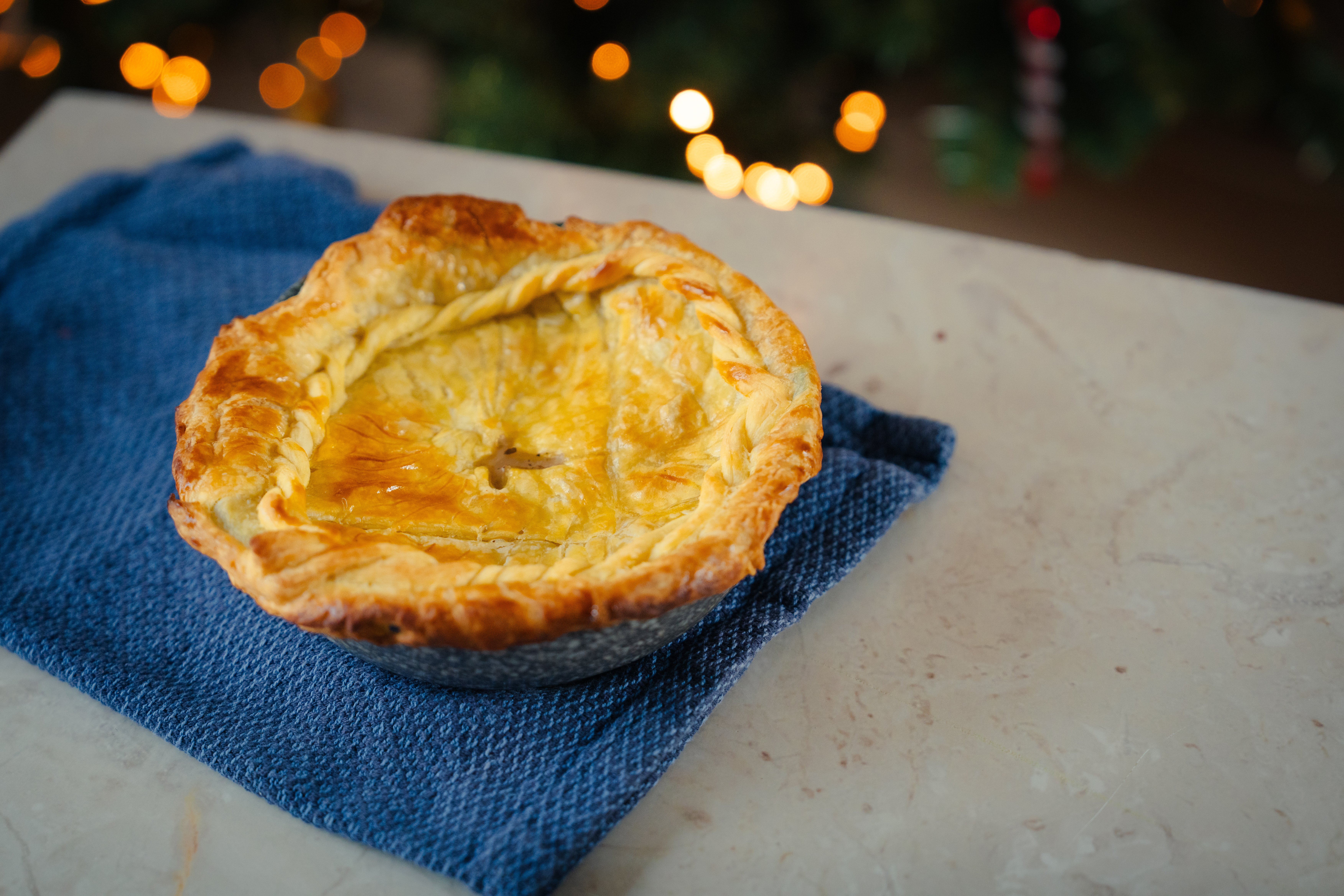 mini-kerstpasteitjes met bladerdeeg en kip