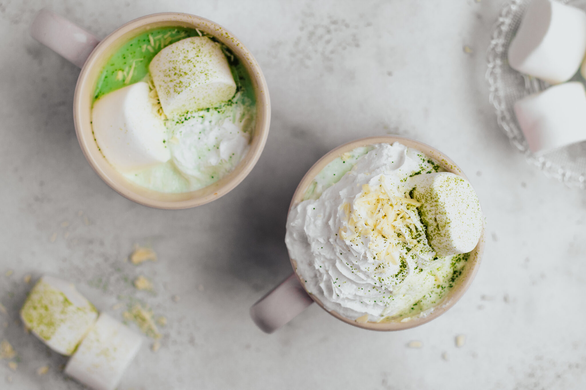 Witte chocolademelk met matcha