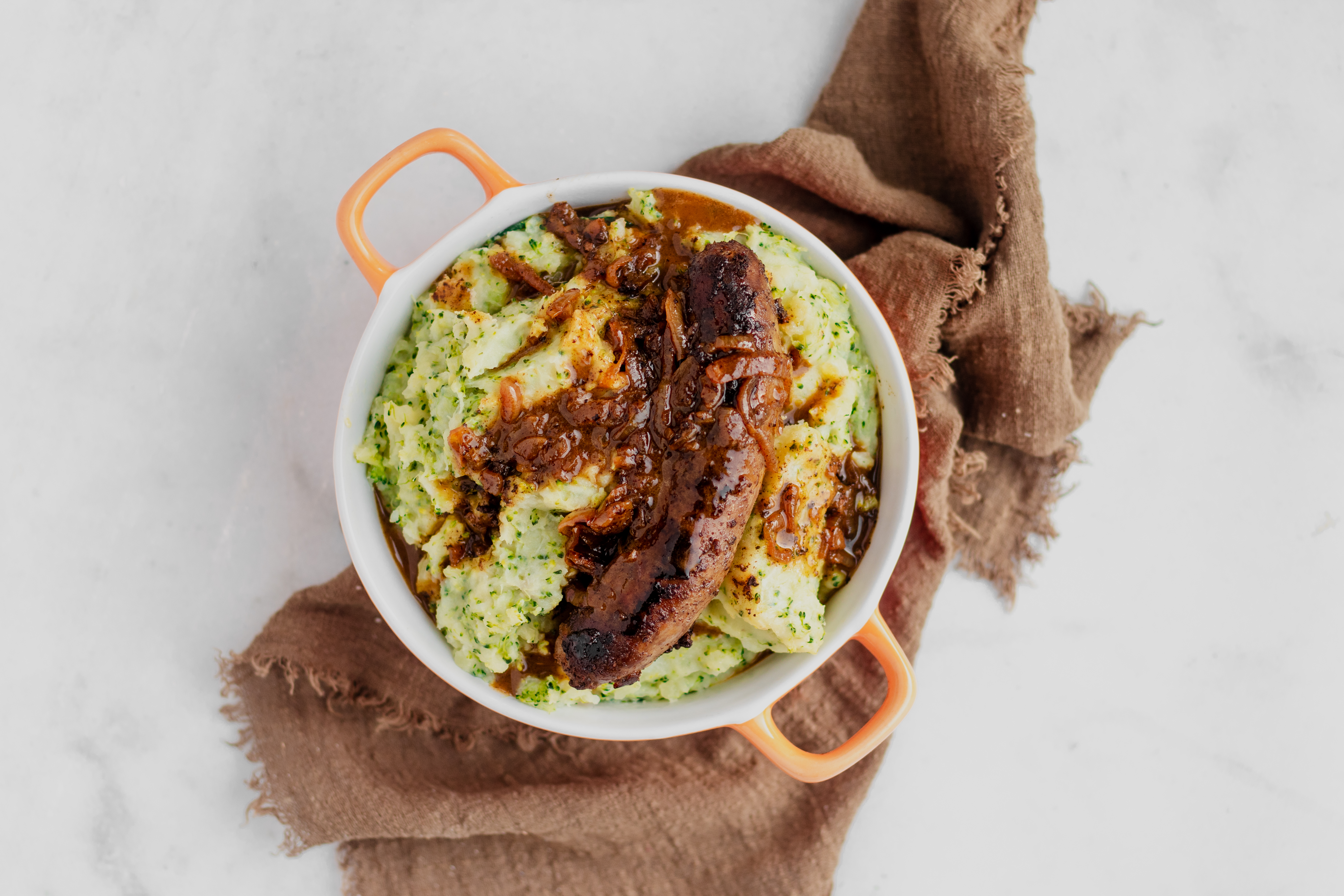 Broccolistamppot met runderbraadworst en uien-jus