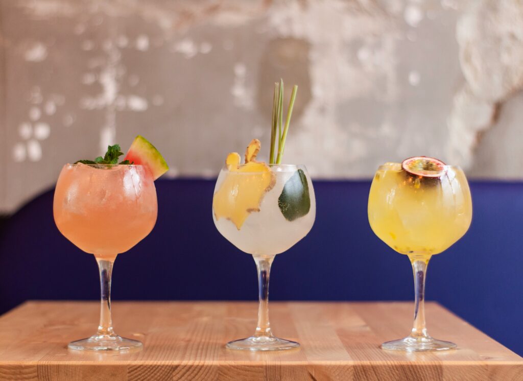 drie verschillende cocktails op een rij