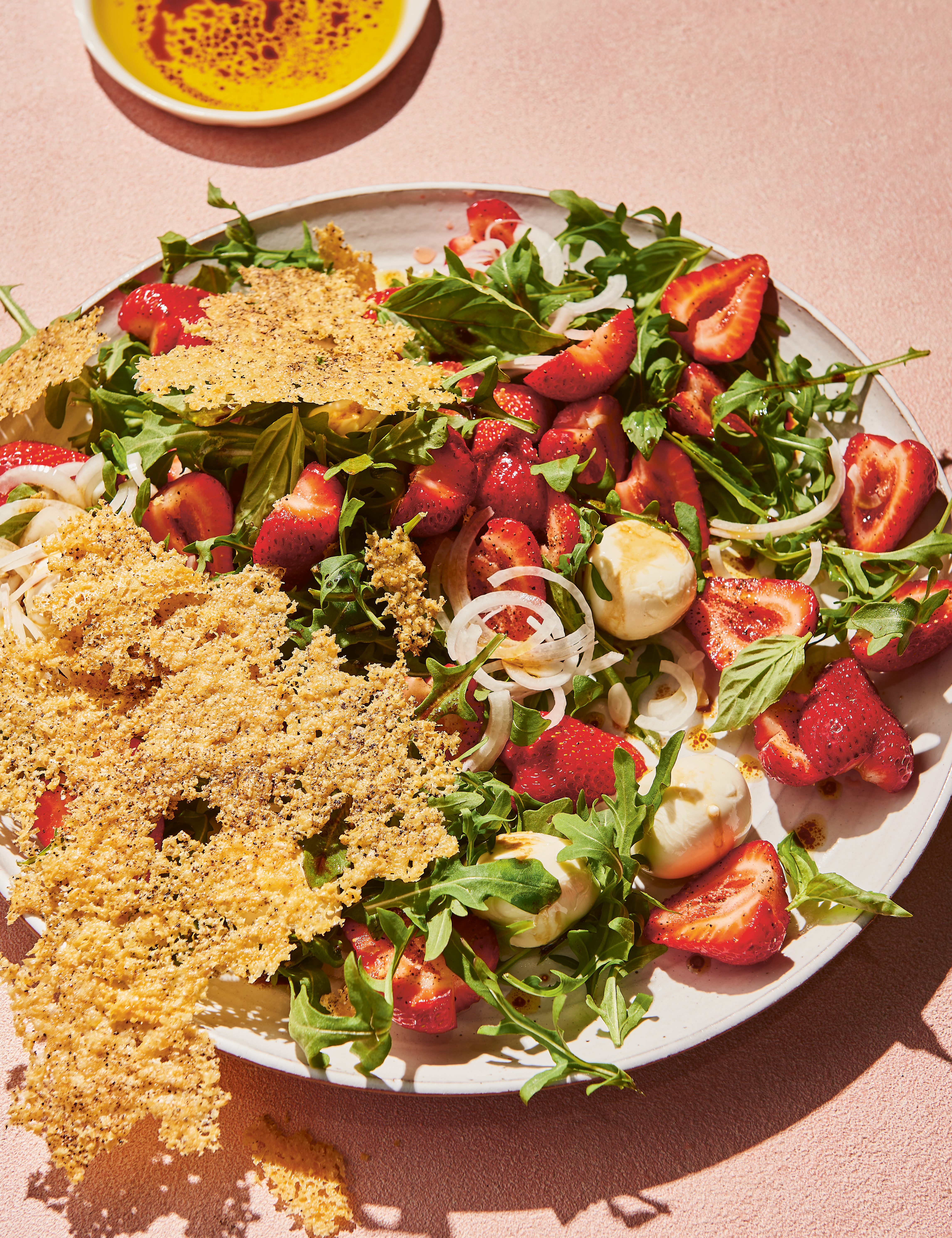 frisse salade van aardbei en rucola uit 'een ode aan salades'