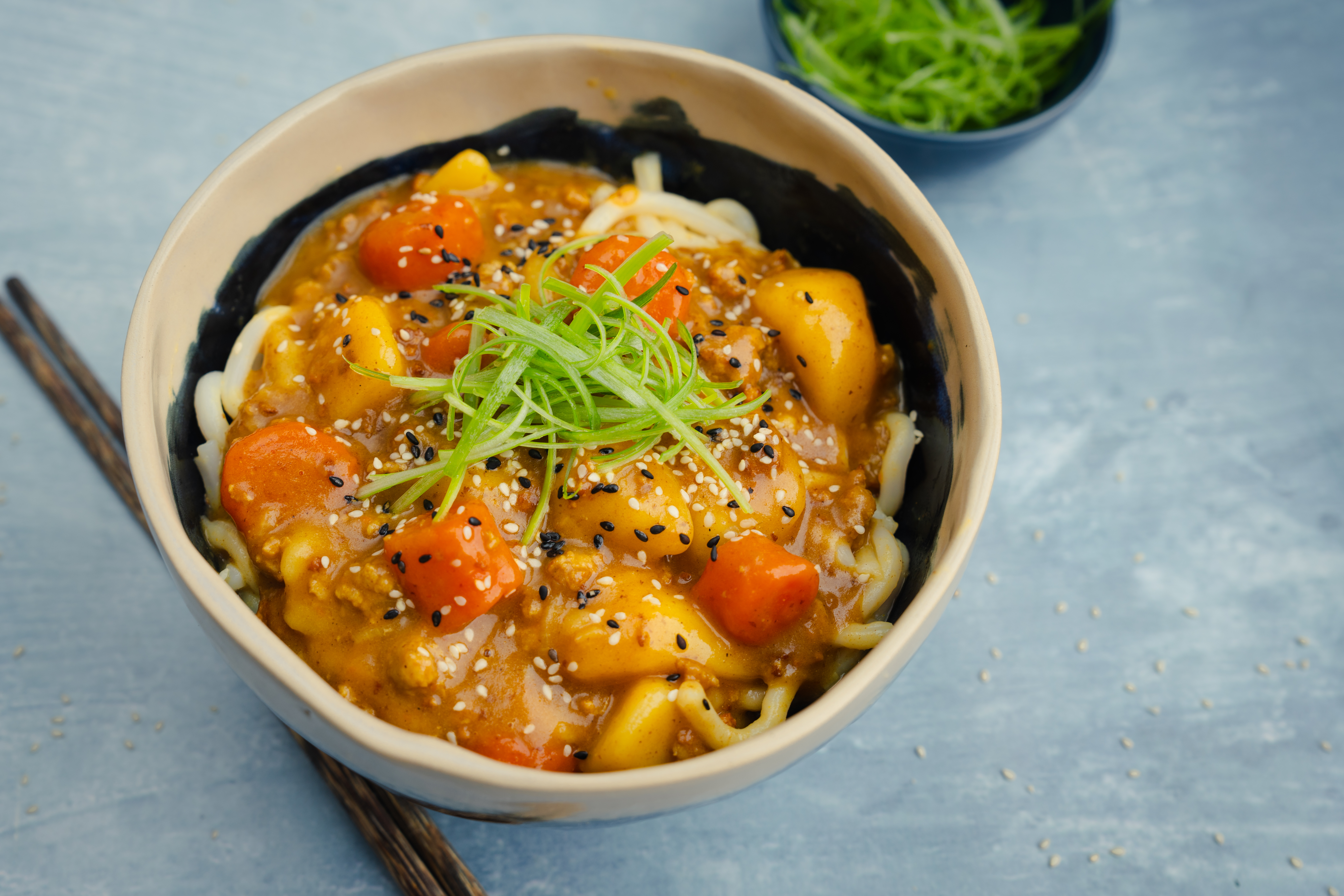 Golden Curry udon noedels met dashi en varkensgehakt