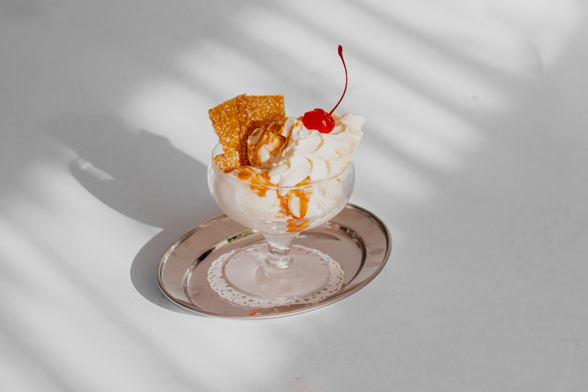 Sundae ijsje met karamel