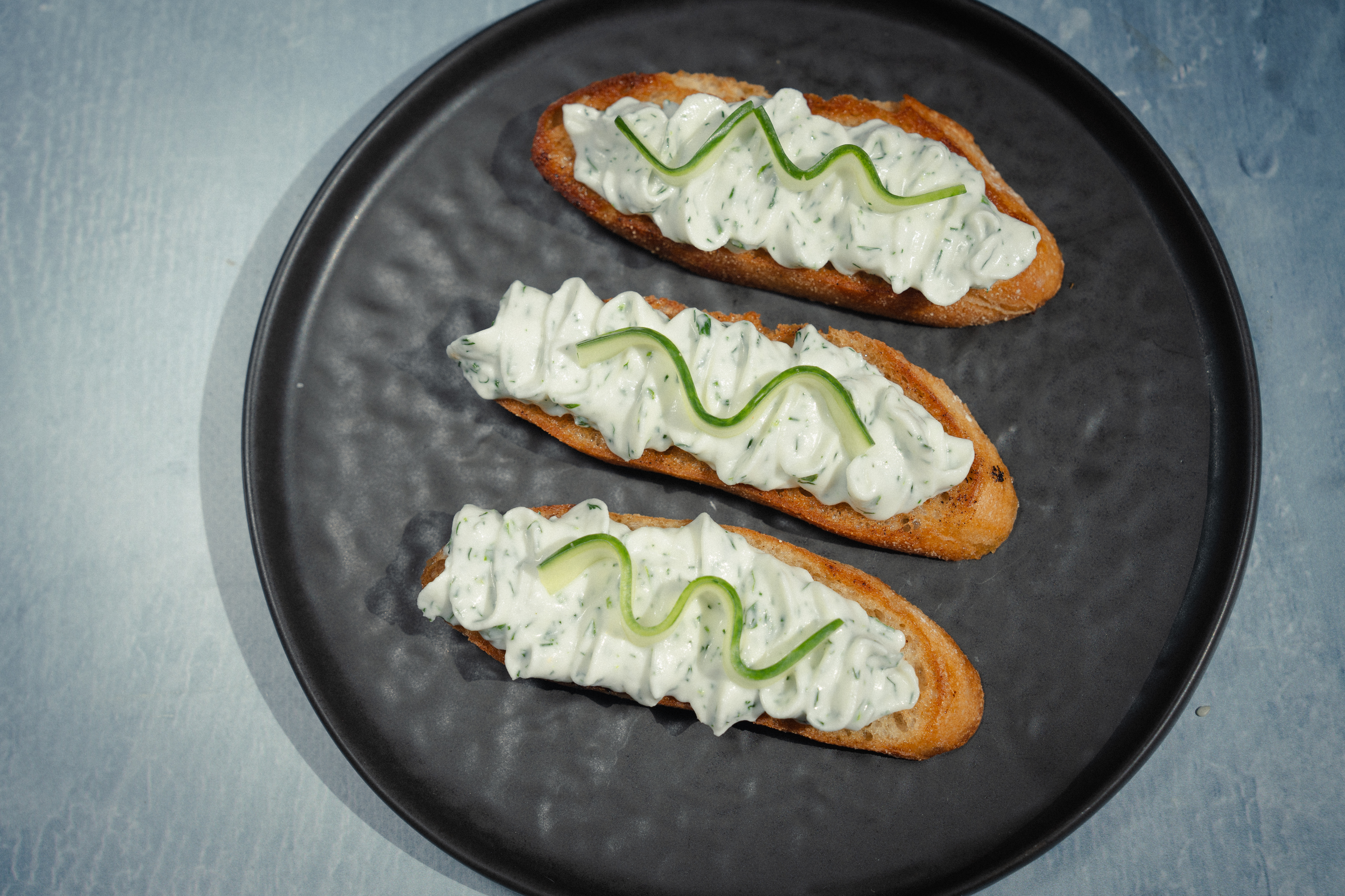 crostini met whipped feta / tzatziki