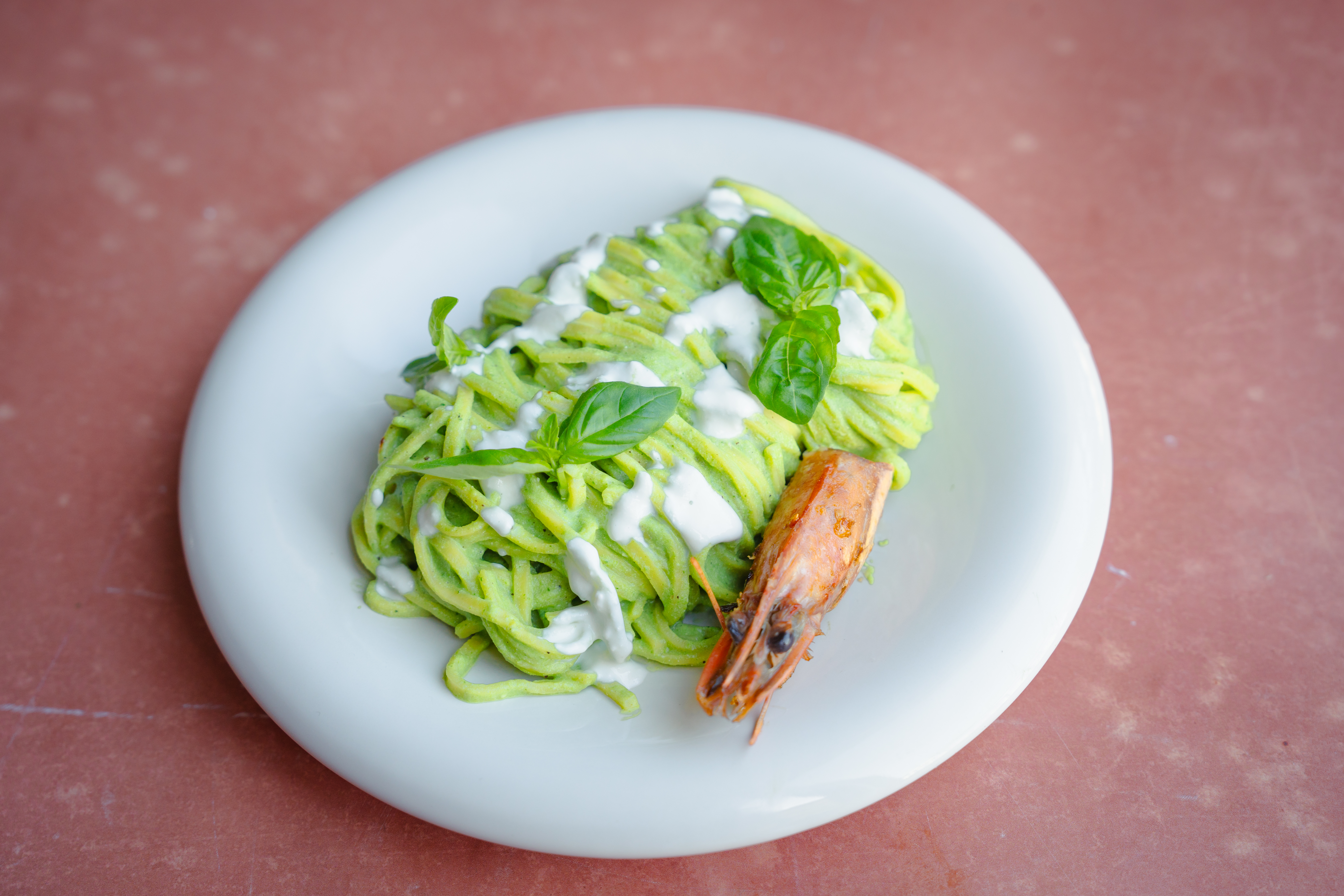 Pasta met garnalen en basilicum