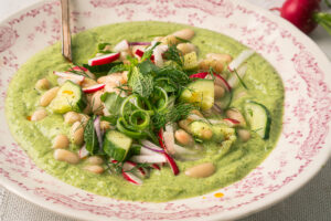 Romige witte bonen in groene saus