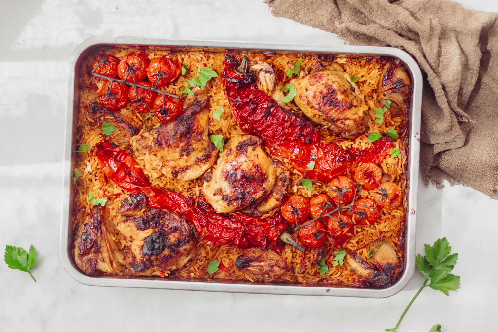Tavuk Kapama | Turkse traybake met rijst en kip en puntpaprika