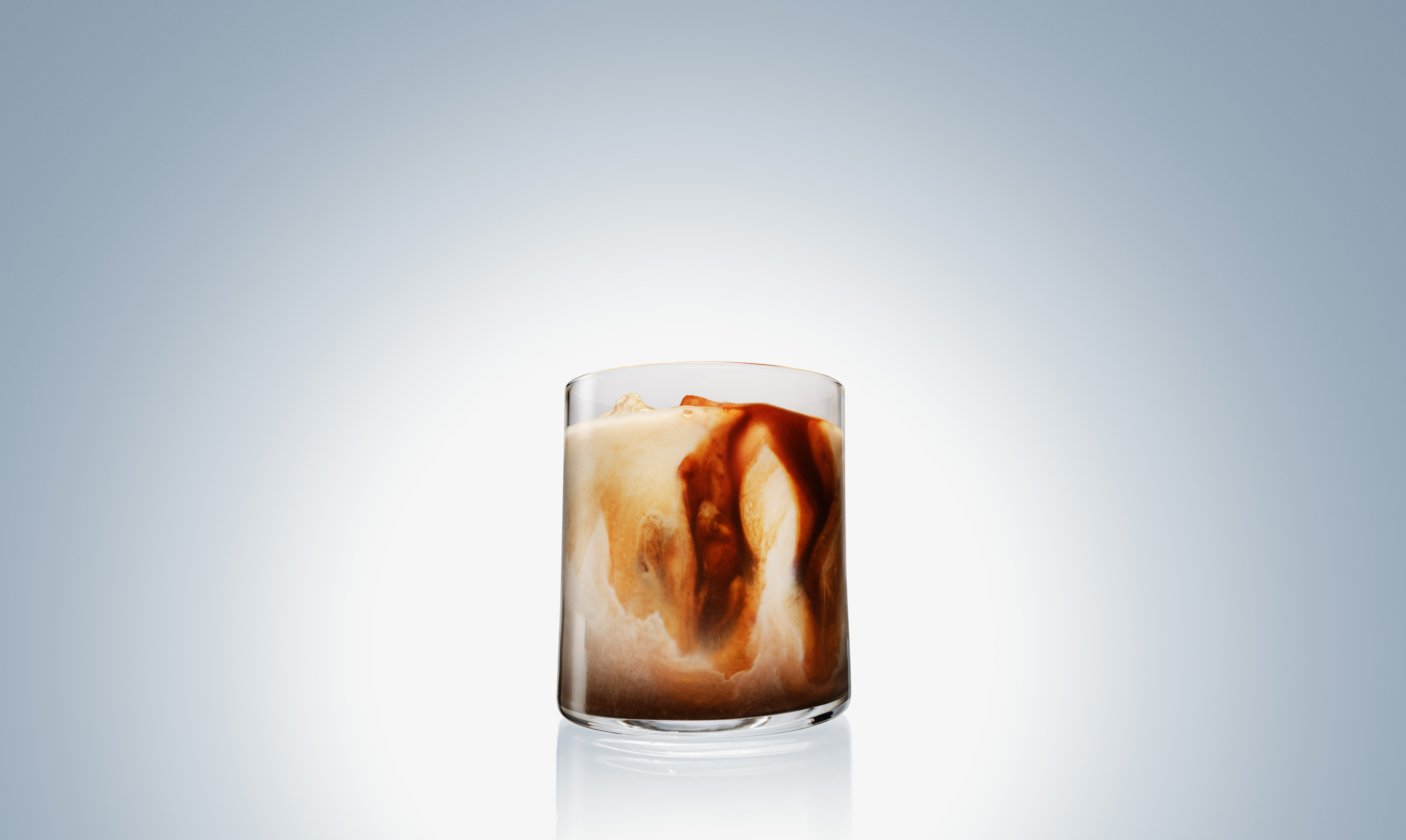 IJskoffie met miso: maple miso latte van Oatly