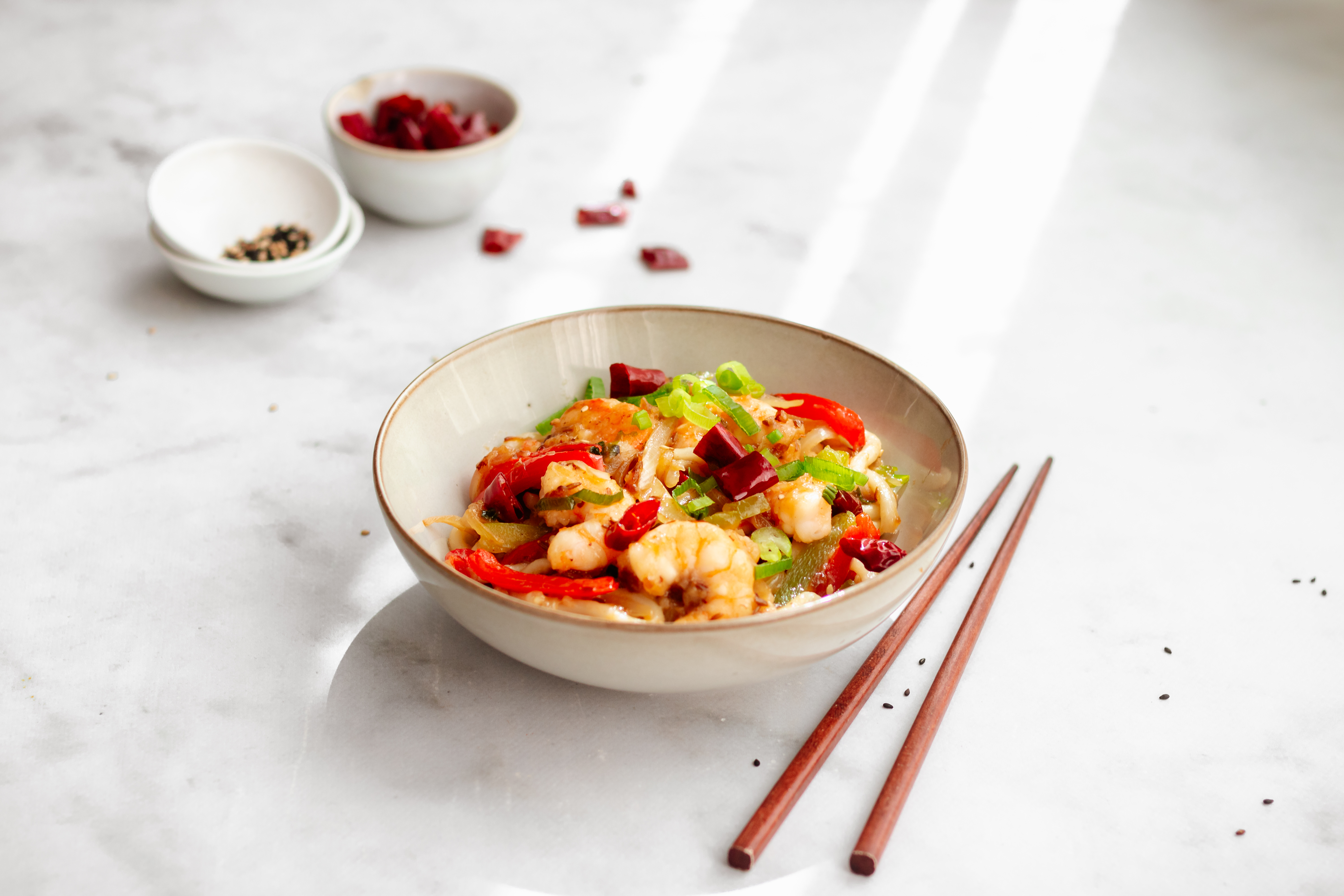 Udon noodles uit de wok met garnaal