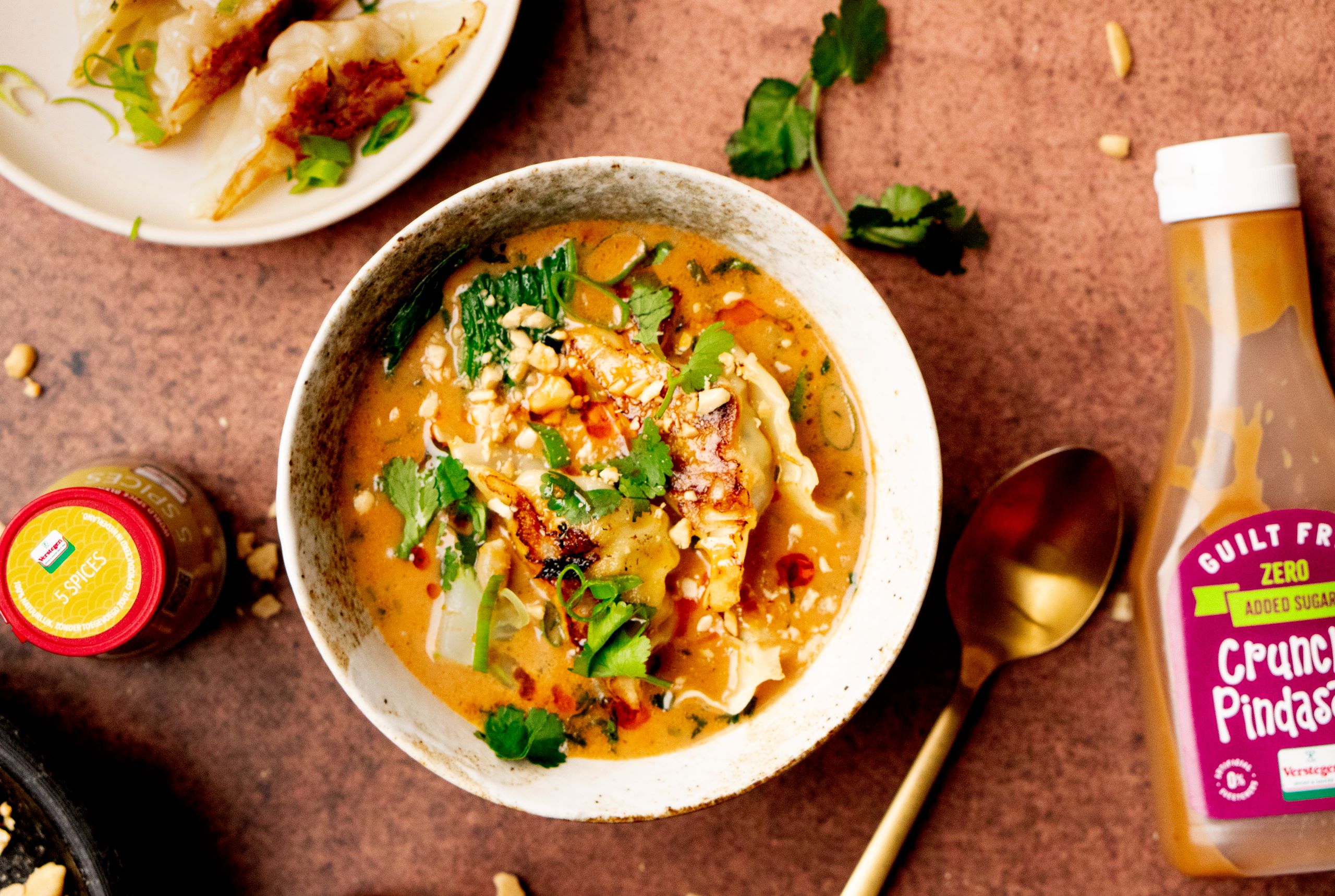 Snel pindasoep-recept met miso en dumplings