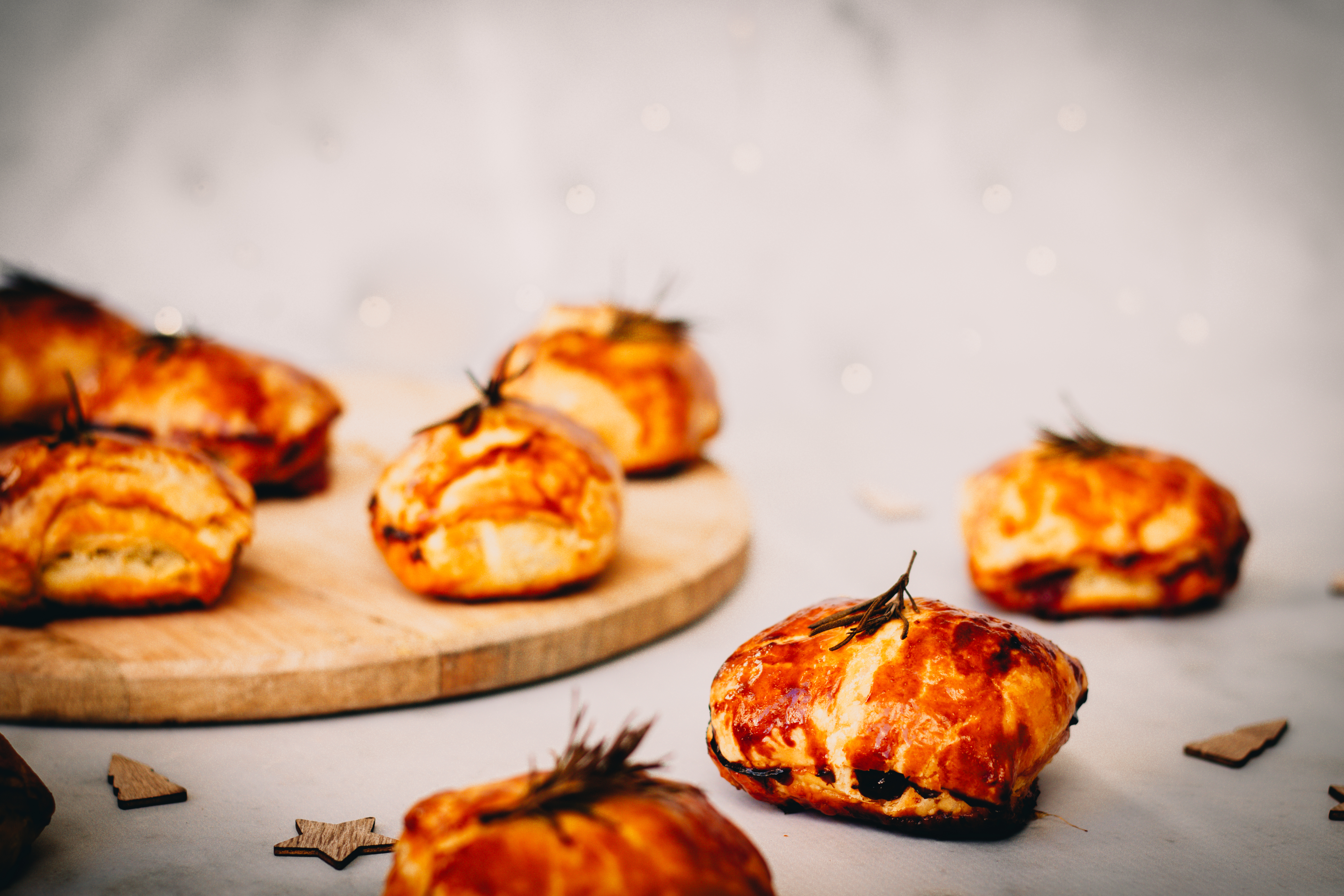 Kerstbladerdeegsnack met brie en cranberry