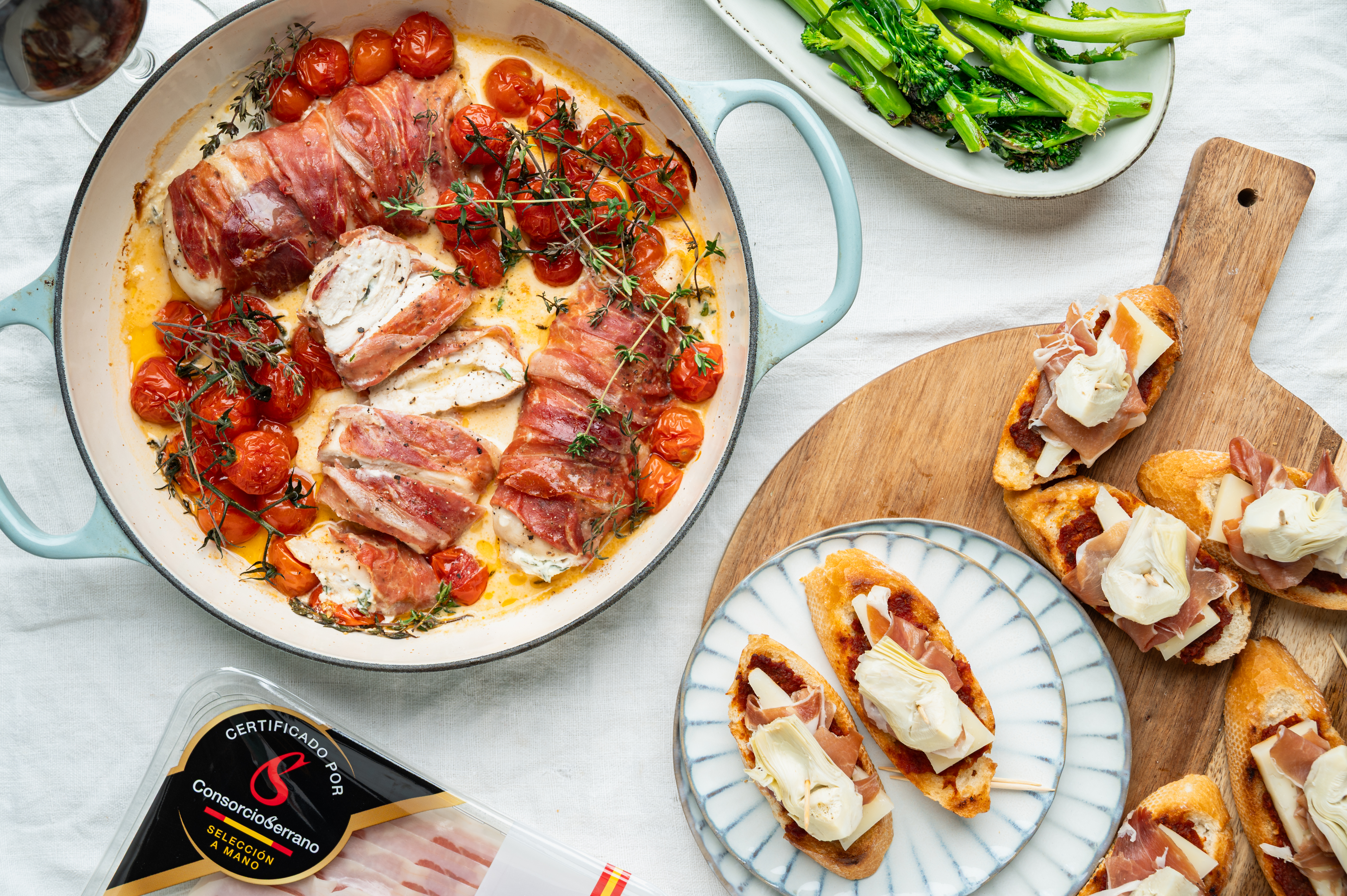 Pintxos met manchego, tapenade en Jamón ConsorcioSerrano