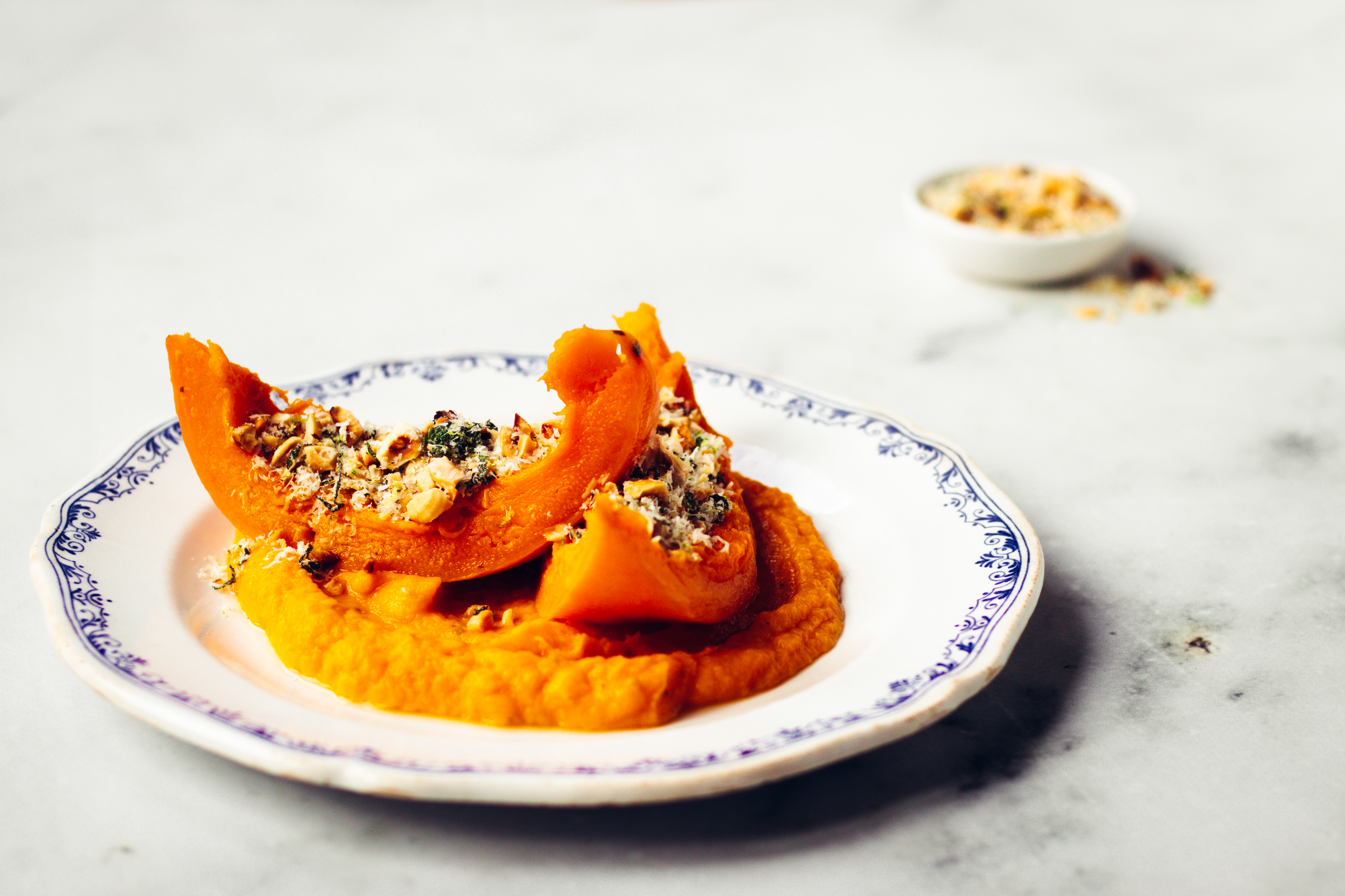 Gekonfijte pompoen met Parmezaanse kaas vegetarisch hoofdgerecht voor kerst met pompoen