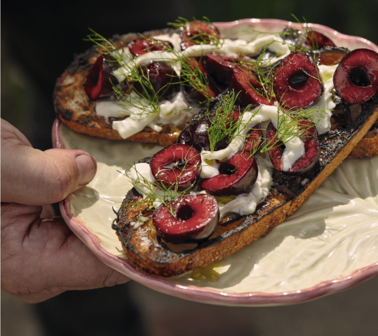 Toast-met-gesmolten-brie-kersen-Griekse-basilicum-credits-Rinze-Vegelien